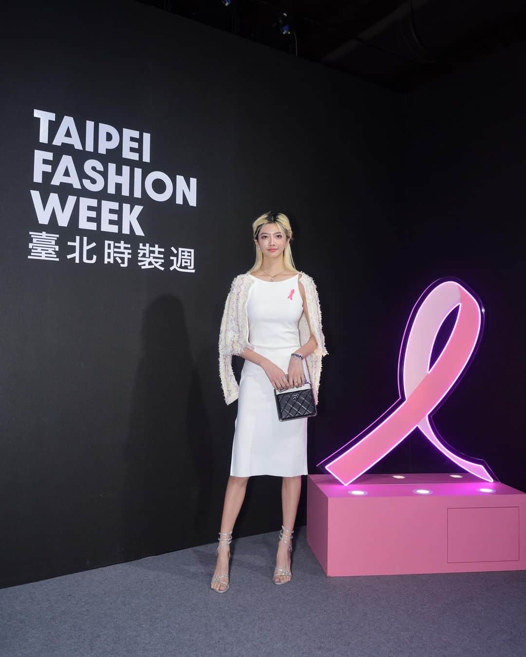 イーホア・ウーさんのインスタグラム写真 - (イーホア・ウーInstagram)「這場結合時尚與公益的盛事，與三位台灣女性設計師合作一起宣揚乳癌防治的重要訊息。謝謝雅詩蘭黛的邀請，這次跟 @maggiesuu_ 一起去看秀好好玩🌸🩷🎀  👗 @honeyboboshop 👠 @renecaovilla.tw  📸 @littlerainrainqq   #Jennlee #ihuawu #ihuaootd #伍壹工作室 #TaipeiFashionWeek #EsteeLauderCompanies」10月27日 23時28分 - _ihua_