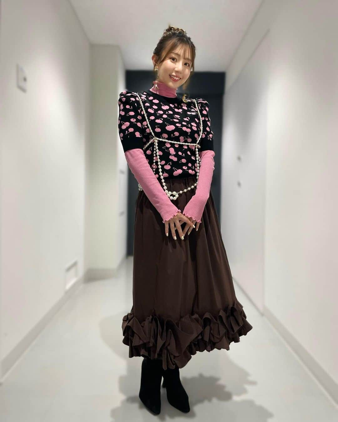 日野麻衣のインスタグラム：「ボートレーススペシャルライブ💫 衣装👗🍒  チェリー柄ニットトップス @doublestandard_official スカート @_sov.official_ ブーツ @randa_pic イヤリング @matildarose_official  さくらんぼっ♡」