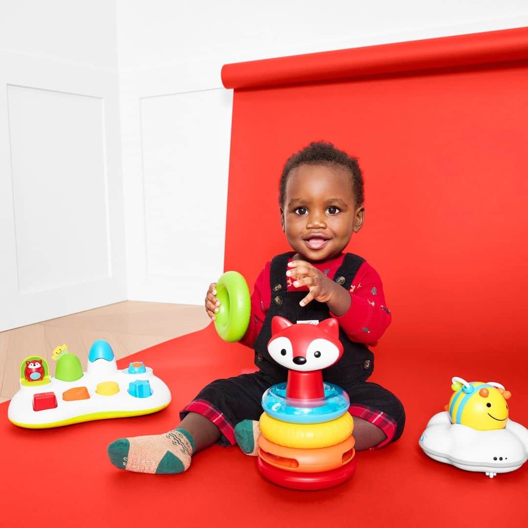 Skip Hopのインスタグラム：「It's never too early to check off your holiday list—especially when it comes to T-O-Y-S! 🎁 We've got a whole sleigh full of fun your little ones will love! 🥰」