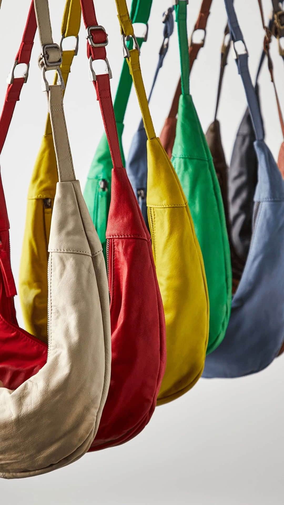 freepeopleのインスタグラム：「1 bag, 10 colors. Link in bio to shop the Idle Hands Sling, because your hands have other priorities.」
