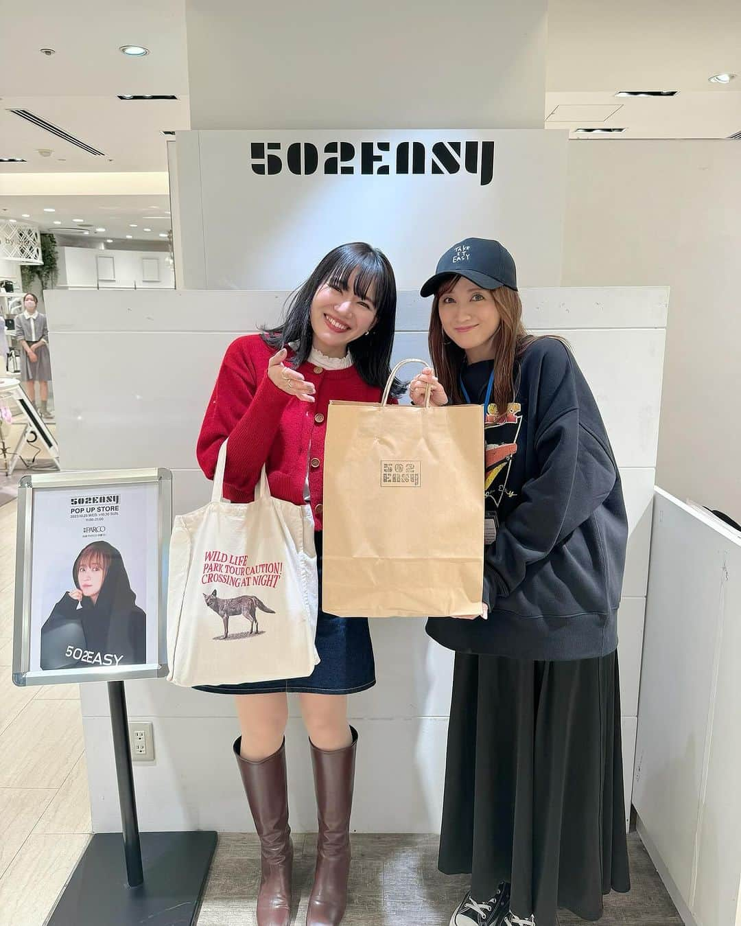 小松彩夏さんのインスタグラム写真 - (小松彩夏Instagram)「⁡ 【502EASY POPUP STORE】3日目‼️ ⁡ 昨日の2日目も沢山の方に来ていただきました✨ ⁡ 平日はこの日の為にお休みをとって来てくださる方も多くて本当にありがたいです🥹❤️ ⁡ 仕事帰りに立ち寄ってくださるみなさんも お疲れのところ本当にありがとうございます😭❤️ ⁡ こうした皆さんの支えがあって【502EASY】は続けることが出来ています🥹❤️ ⁡ 本当にありがとうございます🙇‍♀️ ⁡ やっぱり直接お会いできる機会は嬉しいですね❣️ ⁡ ⁡ 3日目の今日も池袋PARCOにて お待ちしています☺️🌸 ⁡ ——————————————— ⁡ 【502EASY POPUP STORE】 ⁡ 《日時》 10/25(水)〜10/29(日) 11:00〜21:00 ⁡ 《場所》 池袋PARCO本館B1 ↑駅直結です🚃 ⁡ 私は期間中、毎日店頭にいます🙋‍♀️ ⁡ ——————————————— ⁡ ⁡ #502EASYコーデ #小松彩夏 #こまっちゃん #ストリート系女子 #ストリートファッション #ストリートコーデ #カジュアルファッション #カジュアルコーデ #大人ストリート #ボーイッシュコーデ#大人カジュアル #モノトーンコーデ #モノトーン」10月27日 14時33分 - official_ayaka_502