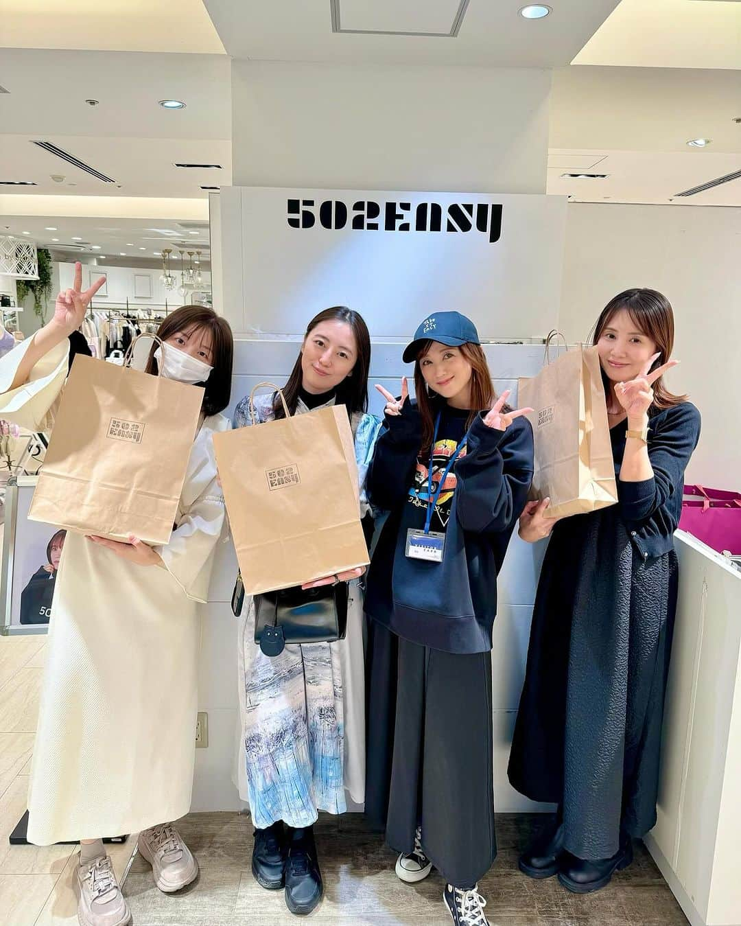 小松彩夏さんのインスタグラム写真 - (小松彩夏Instagram)「⁡ 【502EASY POPUP STORE】3日目‼️ ⁡ 昨日の2日目も沢山の方に来ていただきました✨ ⁡ 平日はこの日の為にお休みをとって来てくださる方も多くて本当にありがたいです🥹❤️ ⁡ 仕事帰りに立ち寄ってくださるみなさんも お疲れのところ本当にありがとうございます😭❤️ ⁡ こうした皆さんの支えがあって【502EASY】は続けることが出来ています🥹❤️ ⁡ 本当にありがとうございます🙇‍♀️ ⁡ やっぱり直接お会いできる機会は嬉しいですね❣️ ⁡ ⁡ 3日目の今日も池袋PARCOにて お待ちしています☺️🌸 ⁡ ——————————————— ⁡ 【502EASY POPUP STORE】 ⁡ 《日時》 10/25(水)〜10/29(日) 11:00〜21:00 ⁡ 《場所》 池袋PARCO本館B1 ↑駅直結です🚃 ⁡ 私は期間中、毎日店頭にいます🙋‍♀️ ⁡ ——————————————— ⁡ ⁡ #502EASYコーデ #小松彩夏 #こまっちゃん #ストリート系女子 #ストリートファッション #ストリートコーデ #カジュアルファッション #カジュアルコーデ #大人ストリート #ボーイッシュコーデ#大人カジュアル #モノトーンコーデ #モノトーン」10月27日 14時33分 - official_ayaka_502