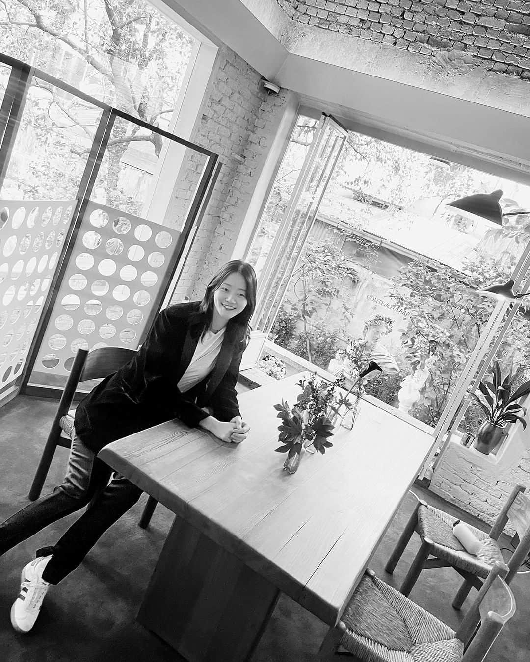 ヒョニ・カンのインスタグラム：「향기로운요즘 🌹」