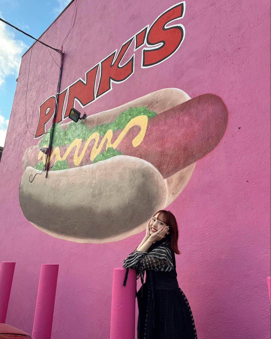 飯窪春菜さんのインスタグラム写真 - (飯窪春菜Instagram)「🌭  偶然歩いていて見つけたPINK'Sというホットドッグ屋さん。 地元の人の列で大繁盛で、せっかくならと並んで食べました☺️ 普段は行列とか並んだりしないけど🤣  とっても美味しかった〜！！  #hotdog #pinks #la」10月27日 14時35分 - harunaiikubo_official