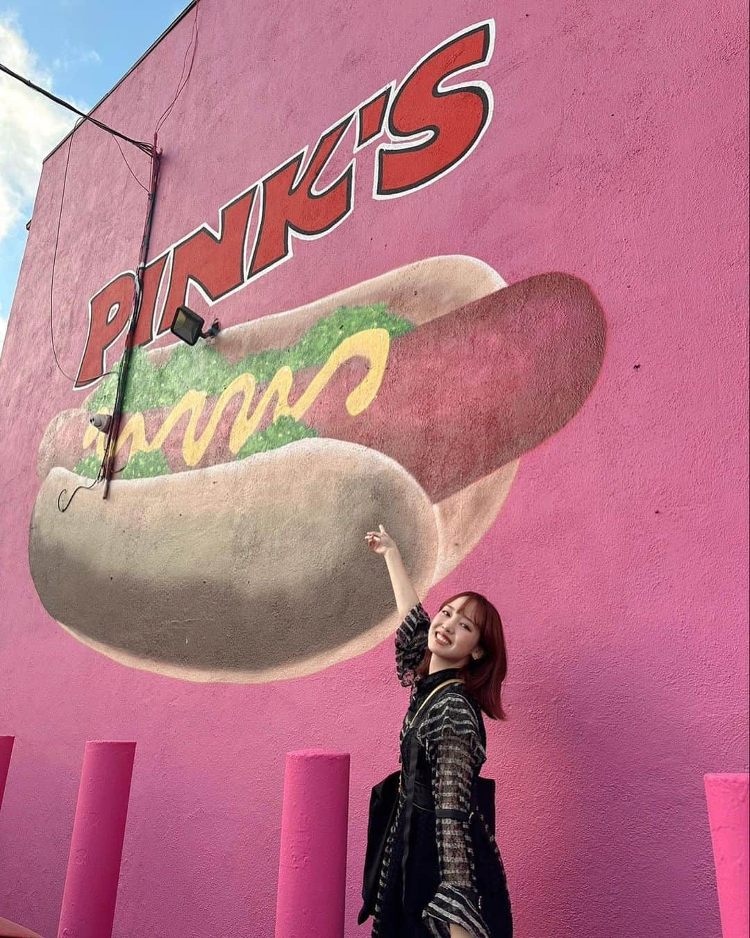 飯窪春菜さんのインスタグラム写真 - (飯窪春菜Instagram)「🌭  偶然歩いていて見つけたPINK'Sというホットドッグ屋さん。 地元の人の列で大繁盛で、せっかくならと並んで食べました☺️ 普段は行列とか並んだりしないけど🤣  とっても美味しかった〜！！  #hotdog #pinks #la」10月27日 14時35分 - harunaiikubo_official