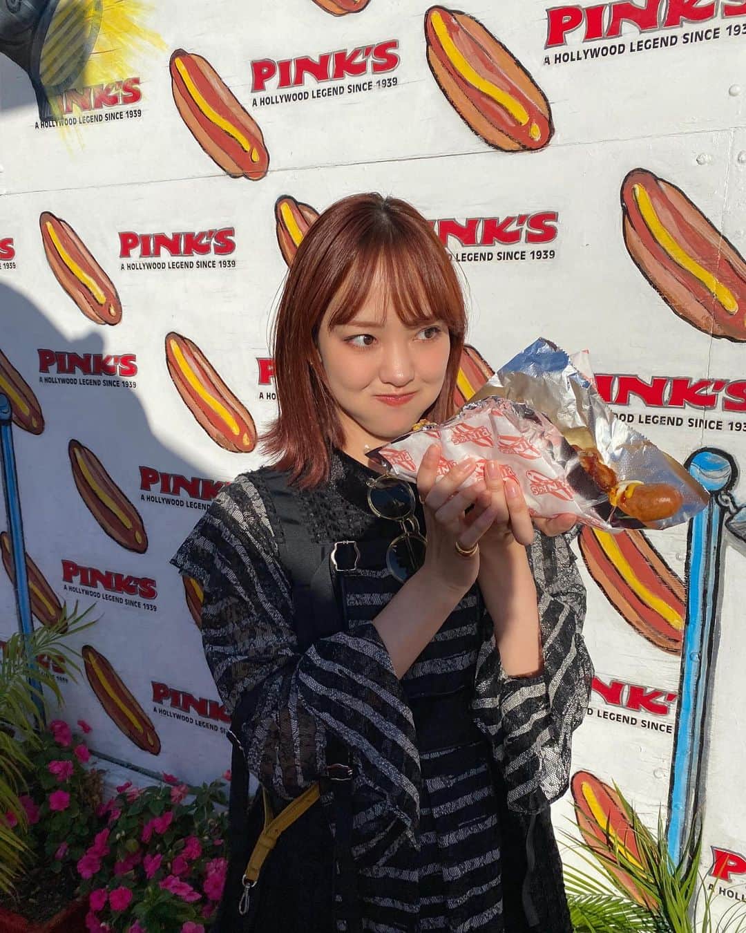 のインスタグラム：「🌭  偶然歩いていて見つけたPINK'Sというホットドッグ屋さん。 地元の人の列で大繁盛で、せっかくならと並んで食べました☺️ 普段は行列とか並んだりしないけど🤣  とっても美味しかった〜！！  #hotdog #pinks #la」