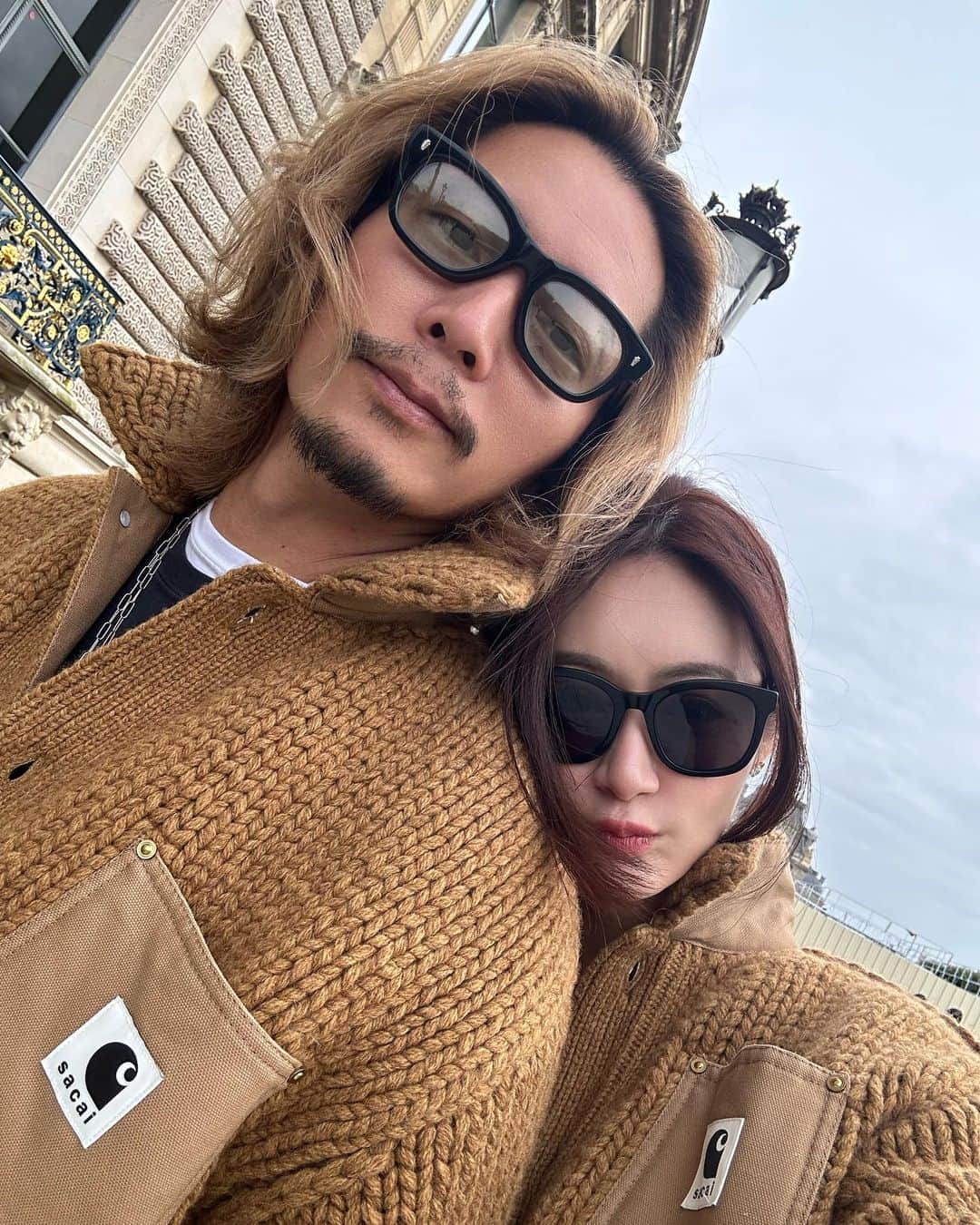 Reikaのインスタグラム：「Paris 出張🇫🇷  パリどこ歩いてても「カッコいい！」「どこ服？」「I love your style」「ロックスター？」ってパリジェンヌが　@keiji_papa_ 見て騒ぎになるのがいつも不思議😂  ご本人曰く「そうなんだよね🤔俺は前世パリ人だったからね😎」ってww  ともかく仕事頑張りながら 久しぶりの夫婦の2人時間も楽しむようにしてます🥰  子供達がいないのは心が痛くなるほど寂しくて毎日テレビ電話したり写真見返すと何度も泣いてますが😅 だからこそ❗️ 今ある時間を有意義に、出張の成果をきっちりあげて。だね。 夫婦リンクコーデとしちゃてみたり😇  何歳になっても キュンキュンしたいし るんるんしたいし 仲良くいたいです🙏 そのためには努力と思いやり💐を 忘れないでいないとですね☺️  #夫婦時間  #リンクコーデ #paris  #sacaicarharttwip」