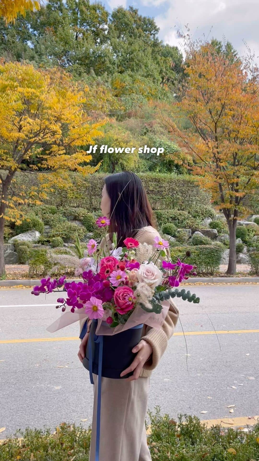 JF flower Shopのインスタグラム：「노란 단풍 아래 아름다운 동편마을 🍂」