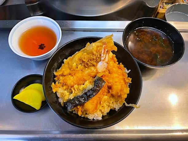 小野瀬雅生のインスタグラム：「大阪千日前の坂町の天丼屋で天丼の「３」西の横綱ウマウマ王☆今日行こうか明日行こうか迷って☆やっぱり今日も行って明日も行ってと思ったら☆明日（2023年10月28日土曜日）は臨時休業とな☆今日行って良かった☆揚げ立てのエビ天☆唯一無二の天だし☆美味しいご飯☆三位一体☆今日は何時にも増してエビがぷりっぷりのぷりぷり☆サイコーでサイキョー☆アイシテマス♫ #坂町の天丼屋 #天丼の店 #天丼の３ #千日前 #天丼 #小野瀬雅生 #onosemasao #ウマウマ王 #西の横綱 #ウマウマウー #揚げ立て #天だし #唯一無二 #美味しいご飯 #エビ天 #ぷりっぷり #ぷりぷり #サイコーでサイキョー #アイシテマス」