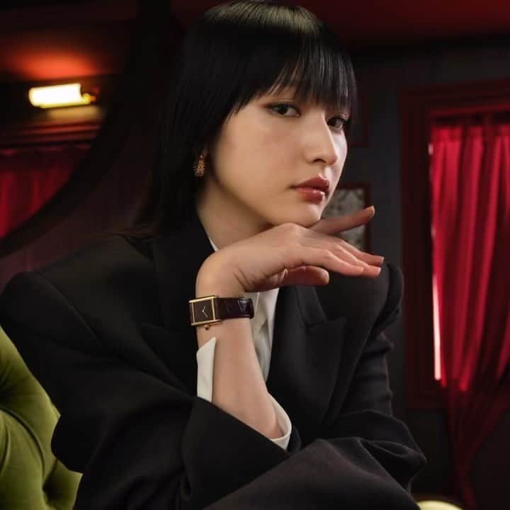 ハンナ・チャンのインスタグラム：「Times change but elegance remains the same.  拍攝的時候，跟著Cartier Tank 腕錶穿越不同的年代，無論是以前還是現在，我都感覺它好像在說明什麼是永恆的優雅。  #CartierHK #CartierTank」