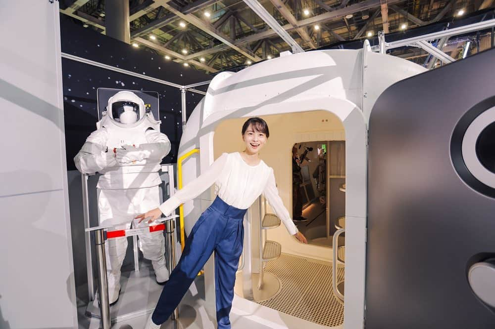 高見侑里さんのインスタグラム写真 - (高見侑里Instagram)「◡̈♥︎ 「Japan Mobility Show 2023」、TOYOTAブース以外にも見所盛り沢山でした✨ ⁡ ① 次はどんなモビリティに出会えるのかなぁとずっとわくわく💓 ②こちらは月面探査車🌕限られたスペースに多くの工夫がありました！ ③中で操作もできます✨月面は凹凸が多いのと太陽光が眩しくて周りが見づらいので、ARのおかげで障害物との距離や進むルートが表示されていて進みやすくなっています👏 ④ついに空飛ぶ車が！夢のような乗り物です！ ⑤人力車のような、赤い傘が特徴の移動ロボット⛱観光の未来も変わりそうですね。 ⑥四足歩行ロボット🤖前後左右と力強く歩いてくれました🦵 ⑦3Dフードプリンターでできたお寿司やケーキなど😳味まで再現できるなんてすごいですよね！ ⑧AIバスケットロボットのCUE🏀きれいな弧を描いて連続シュートを決めていましたよ✨ ⑨「Japan Mobility Show 」と同じくJMSと略される「Japan Meat Show」🍽フォーリンデブのはっしーさんプロデュースということで食も楽しめます😋 ⁡ 他にもアーティストさんや芸人さんによるライブも行われたり、大充実の「Japan Mobility Show 2023」👏 ⁡ 今週と来週の「SPORTS BEAT supported by TOYOTA」でもこちらの取材の様子をお届け予定ですので、併せてお楽しみください✨ ⁡ 「Japan Mobility Show 2023」は明日10/28(土)から11/5(日)まで、東京ビッグサイトで開催されます🚙 ⁡ #JapanMobilityShow2023 #SPORTSBEAT」10月27日 14時43分 - yuri_takami_official