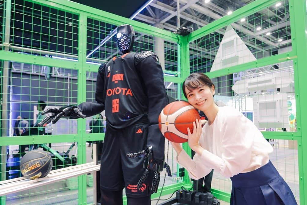 高見侑里さんのインスタグラム写真 - (高見侑里Instagram)「◡̈♥︎ 「Japan Mobility Show 2023」、TOYOTAブース以外にも見所盛り沢山でした✨ ⁡ ① 次はどんなモビリティに出会えるのかなぁとずっとわくわく💓 ②こちらは月面探査車🌕限られたスペースに多くの工夫がありました！ ③中で操作もできます✨月面は凹凸が多いのと太陽光が眩しくて周りが見づらいので、ARのおかげで障害物との距離や進むルートが表示されていて進みやすくなっています👏 ④ついに空飛ぶ車が！夢のような乗り物です！ ⑤人力車のような、赤い傘が特徴の移動ロボット⛱観光の未来も変わりそうですね。 ⑥四足歩行ロボット🤖前後左右と力強く歩いてくれました🦵 ⑦3Dフードプリンターでできたお寿司やケーキなど😳味まで再現できるなんてすごいですよね！ ⑧AIバスケットロボットのCUE🏀きれいな弧を描いて連続シュートを決めていましたよ✨ ⑨「Japan Mobility Show 」と同じくJMSと略される「Japan Meat Show」🍽フォーリンデブのはっしーさんプロデュースということで食も楽しめます😋 ⁡ 他にもアーティストさんや芸人さんによるライブも行われたり、大充実の「Japan Mobility Show 2023」👏 ⁡ 今週と来週の「SPORTS BEAT supported by TOYOTA」でもこちらの取材の様子をお届け予定ですので、併せてお楽しみください✨ ⁡ 「Japan Mobility Show 2023」は明日10/28(土)から11/5(日)まで、東京ビッグサイトで開催されます🚙 ⁡ #JapanMobilityShow2023 #SPORTSBEAT」10月27日 14時43分 - yuri_takami_official