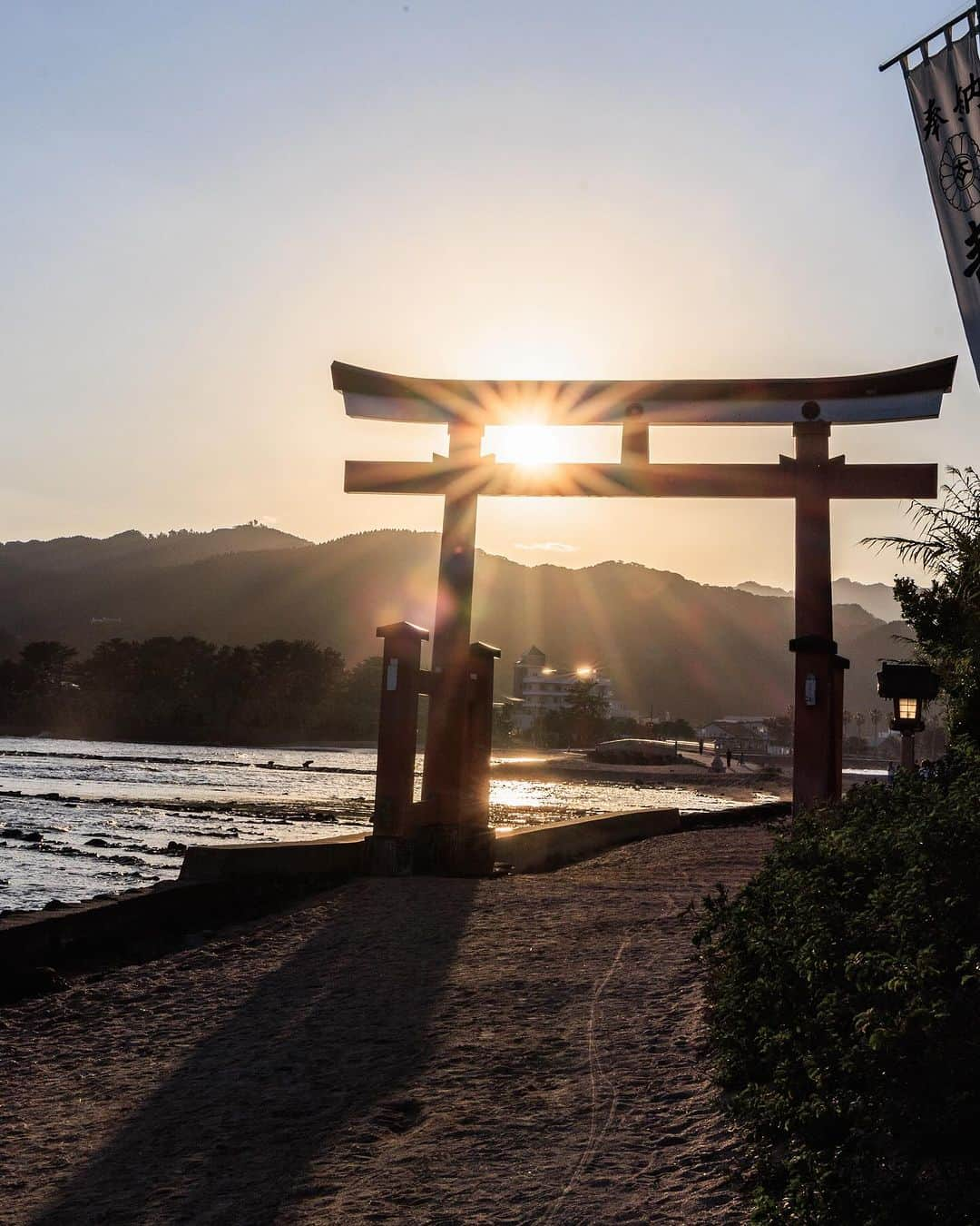 SHOCK EYEさんのインスタグラム写真 - (SHOCK EYEInstagram)「再訪できました宮崎県の青島神社⛩️  一本橋を渡って青島に入り、 独特の南国感のある木々を横目に参道を進んでいくと赤い鳥居が見えてくる。  すぐ側まで波の打ち寄せる海岸沿い。 波状の岩、鬼の洗濯板が独特の地形を見せてくれる。  ここは本当に雰囲気が良くて、 夕方が特に良い。  祀られているのは、 彦火火出見尊（ヒコホホデミノミコト）、豊玉姫命（トヨタマヒメノミコト）など。  縁結、安産、航海・交通安全のご利益があるそうだよ^ ^  本殿奥には元宮があり、 その元宮跡から、弥生式土器、獣骨等が出土することから、古代に祀りが行われていたことが推測できる特に神聖な場所。  静かに手を合わせたよ🙏  もしここにくることがあったら、 是非、元宮の奥で天の平瓮を投げて吉凶が占おう。 磐境に投げ、入れば心願成就、 天の平瓮が割れれば開運 厄祓になるんだって^ ^  やってみたら無事に磐境に入り、割れたよ✨🎯 良いことあるといいなあ^ ^  #青島神社 #宮崎県 #鬼の洗濯板」10月27日 14時43分 - shockeye_official