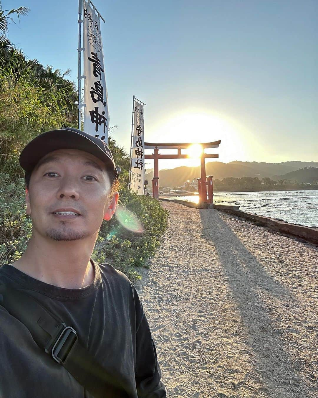 SHOCK EYEさんのインスタグラム写真 - (SHOCK EYEInstagram)「再訪できました宮崎県の青島神社⛩️  一本橋を渡って青島に入り、 独特の南国感のある木々を横目に参道を進んでいくと赤い鳥居が見えてくる。  すぐ側まで波の打ち寄せる海岸沿い。 波状の岩、鬼の洗濯板が独特の地形を見せてくれる。  ここは本当に雰囲気が良くて、 夕方が特に良い。  祀られているのは、 彦火火出見尊（ヒコホホデミノミコト）、豊玉姫命（トヨタマヒメノミコト）など。  縁結、安産、航海・交通安全のご利益があるそうだよ^ ^  本殿奥には元宮があり、 その元宮跡から、弥生式土器、獣骨等が出土することから、古代に祀りが行われていたことが推測できる特に神聖な場所。  静かに手を合わせたよ🙏  もしここにくることがあったら、 是非、元宮の奥で天の平瓮を投げて吉凶が占おう。 磐境に投げ、入れば心願成就、 天の平瓮が割れれば開運 厄祓になるんだって^ ^  やってみたら無事に磐境に入り、割れたよ✨🎯 良いことあるといいなあ^ ^  #青島神社 #宮崎県 #鬼の洗濯板」10月27日 14時43分 - shockeye_official