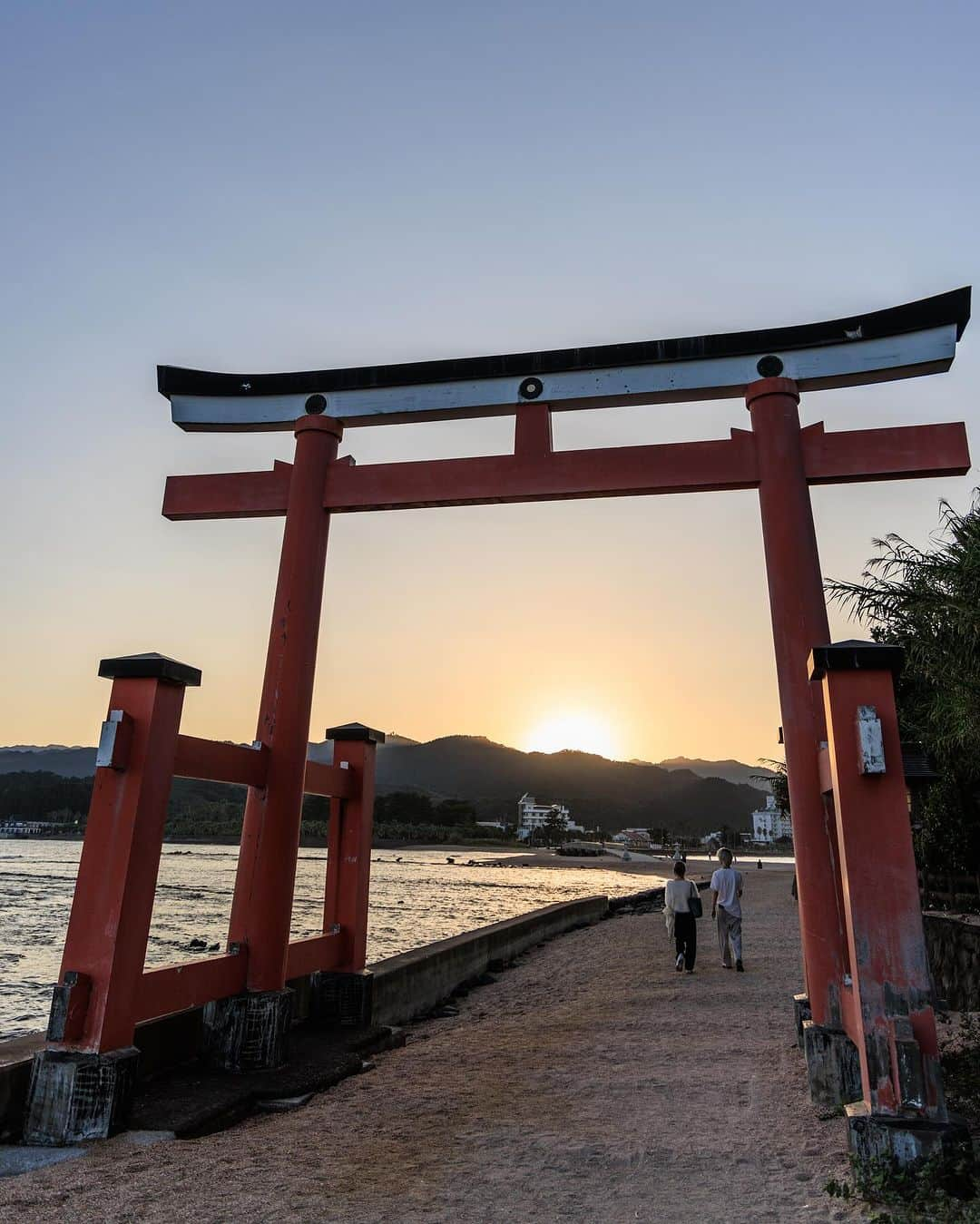 SHOCK EYEさんのインスタグラム写真 - (SHOCK EYEInstagram)「再訪できました宮崎県の青島神社⛩️  一本橋を渡って青島に入り、 独特の南国感のある木々を横目に参道を進んでいくと赤い鳥居が見えてくる。  すぐ側まで波の打ち寄せる海岸沿い。 波状の岩、鬼の洗濯板が独特の地形を見せてくれる。  ここは本当に雰囲気が良くて、 夕方が特に良い。  祀られているのは、 彦火火出見尊（ヒコホホデミノミコト）、豊玉姫命（トヨタマヒメノミコト）など。  縁結、安産、航海・交通安全のご利益があるそうだよ^ ^  本殿奥には元宮があり、 その元宮跡から、弥生式土器、獣骨等が出土することから、古代に祀りが行われていたことが推測できる特に神聖な場所。  静かに手を合わせたよ🙏  もしここにくることがあったら、 是非、元宮の奥で天の平瓮を投げて吉凶が占おう。 磐境に投げ、入れば心願成就、 天の平瓮が割れれば開運 厄祓になるんだって^ ^  やってみたら無事に磐境に入り、割れたよ✨🎯 良いことあるといいなあ^ ^  #青島神社 #宮崎県 #鬼の洗濯板」10月27日 14時43分 - shockeye_official