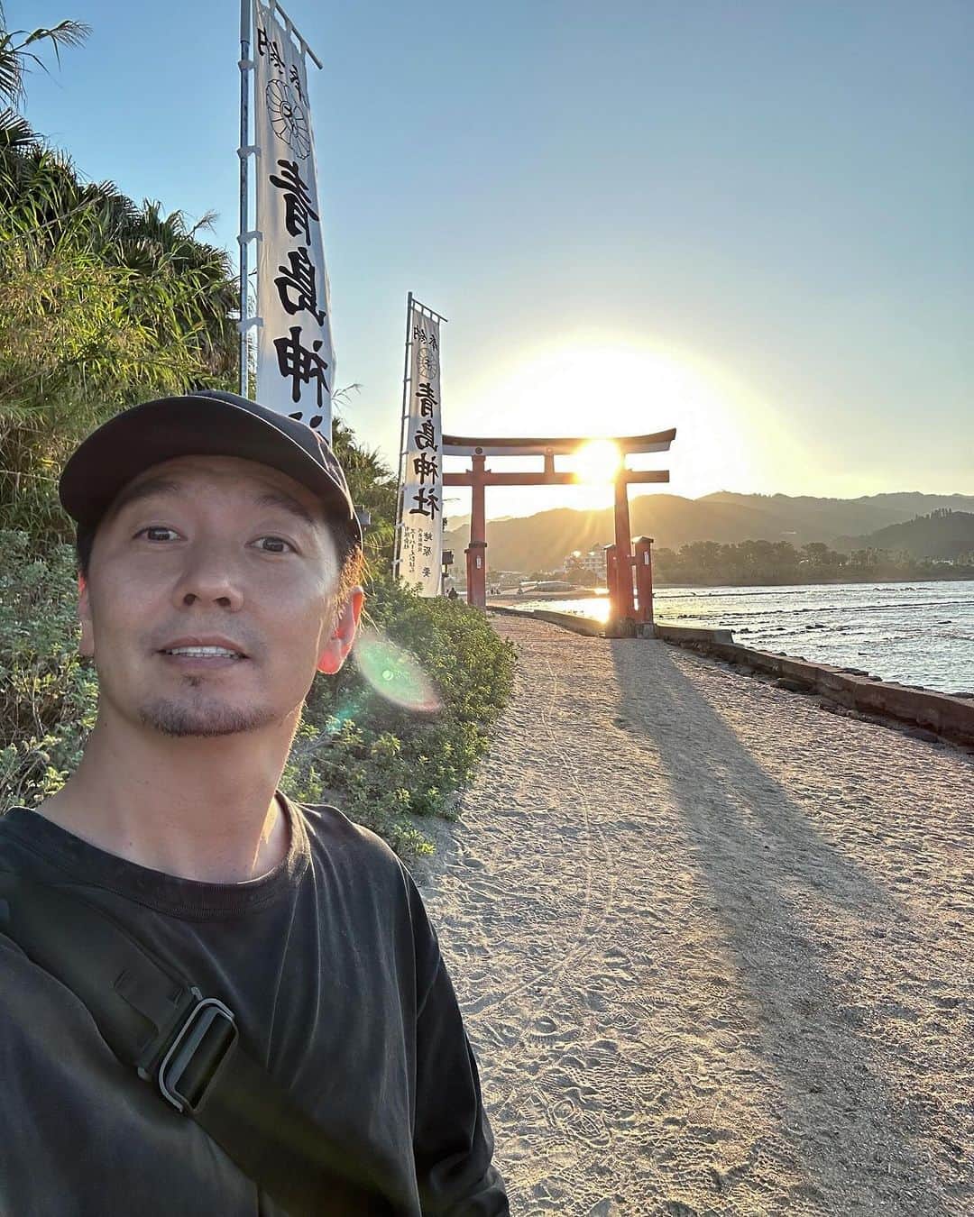 SHOCK EYEのインスタグラム：「再訪できました宮崎県の青島神社⛩️  一本橋を渡って青島に入り、 独特の南国感のある木々を横目に参道を進んでいくと赤い鳥居が見えてくる。  すぐ側まで波の打ち寄せる海岸沿い。 波状の岩、鬼の洗濯板が独特の地形を見せてくれる。  ここは本当に雰囲気が良くて、 夕方が特に良い。  祀られているのは、 彦火火出見尊（ヒコホホデミノミコト）、豊玉姫命（トヨタマヒメノミコト）など。  縁結、安産、航海・交通安全のご利益があるそうだよ^ ^  本殿奥には元宮があり、 その元宮跡から、弥生式土器、獣骨等が出土することから、古代に祀りが行われていたことが推測できる特に神聖な場所。  静かに手を合わせたよ🙏  もしここにくることがあったら、 是非、元宮の奥で天の平瓮を投げて吉凶が占おう。 磐境に投げ、入れば心願成就、 天の平瓮が割れれば開運 厄祓になるんだって^ ^  やってみたら無事に磐境に入り、割れたよ✨🎯 良いことあるといいなあ^ ^  #青島神社 #宮崎県 #鬼の洗濯板」