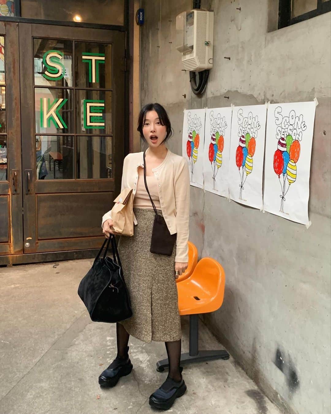 nanaのインスタグラム：「크림색은 카디건만 따로 입어 보았쏘요✌🏼 요즘 이너찾기 힘들어서 캡 나시도 맹들어 버렸꾸!!이따 만나효」