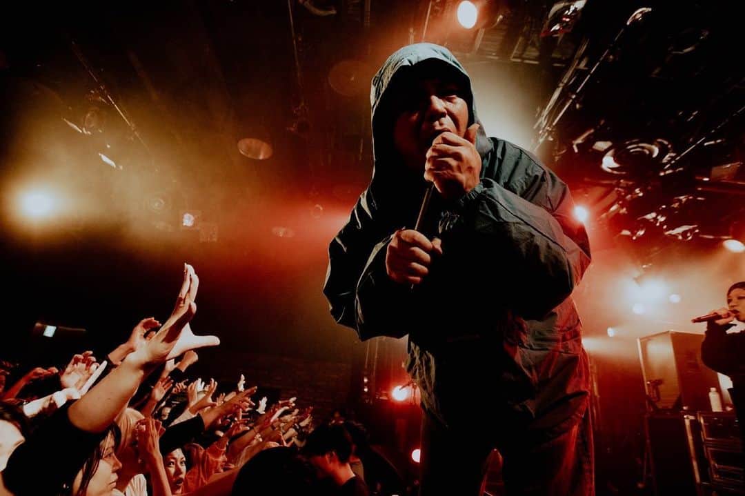 N∀OKIのインスタグラム：「響都超特急 TOUR  広島クラブクアトロ  GUEST SHANK ニッポンの社長  ニッポンの社長 最高でしたな SHANKも出会って 随分長いけどもホンマ名曲多いのう 毎度広島大沸騰 全部ココに在りましたな 朝まで攻めすぎた  ありがとうございました  #kue2023  写真  素晴らしいメキシコ人カップルに未熟なつたない英語力で意気揚々とドヤ顔で場を取り持つ事に生き甲斐を見いだした @kawado_photo」