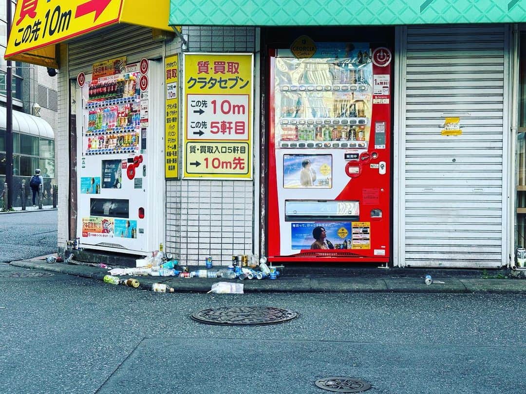 藤田貴大のインスタグラム：「. . きのうはひさびさに、朝の余韻のなかをすこしふらつきながら、歩いた。誰かがそこにいた気配を端々から受けとって、いろんなことを思った。 . 現在、前橋に再び向かっています。展示中の＂瞬く瞼のあいだに漂う＂の会場にて、あしたから二日間、パフォーマンスします。ぜひ。 . . . .」