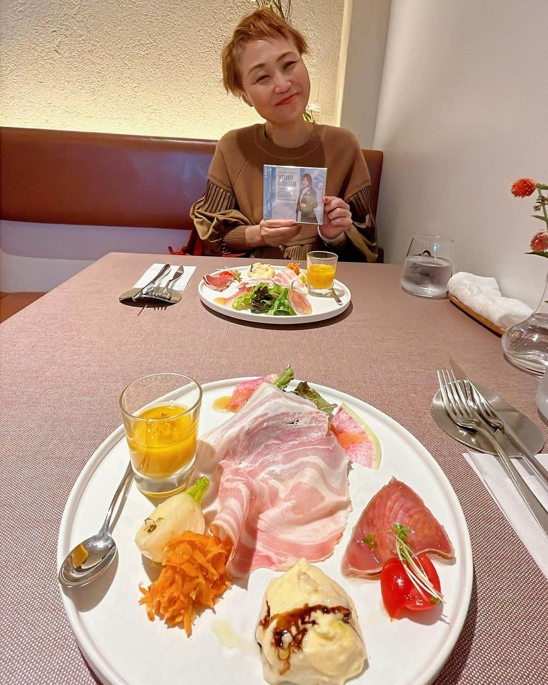 石田燿子のインスタグラム：「ちゃい文々さんとランチ✨  人見知りのわたし、、、でも、ちゃいさんすごくお話ししやすくて、共通することも多くて、たくさんお話ししました🫶🏻  ランチは、しらすと生のりのペペロンチーノ温玉のせ　 一生食べられそうだった！ デザートは、今だけ限定の塩茹で落花生のパナコッタ🥜  30周年のアルバムはお渡しできなかったので、25周年のアルバムをお渡し🤣🤣  なんとちゃいさんから、直筆メッセージ付きのお花をいただきました🥹💛 ちゃいさんの娘さんがわたしをイメージして作ってくれたそうで うれしいなあ🥹🥹✨ #ちゃい文々 さん #フラスカ #新潟市 #ランチ」