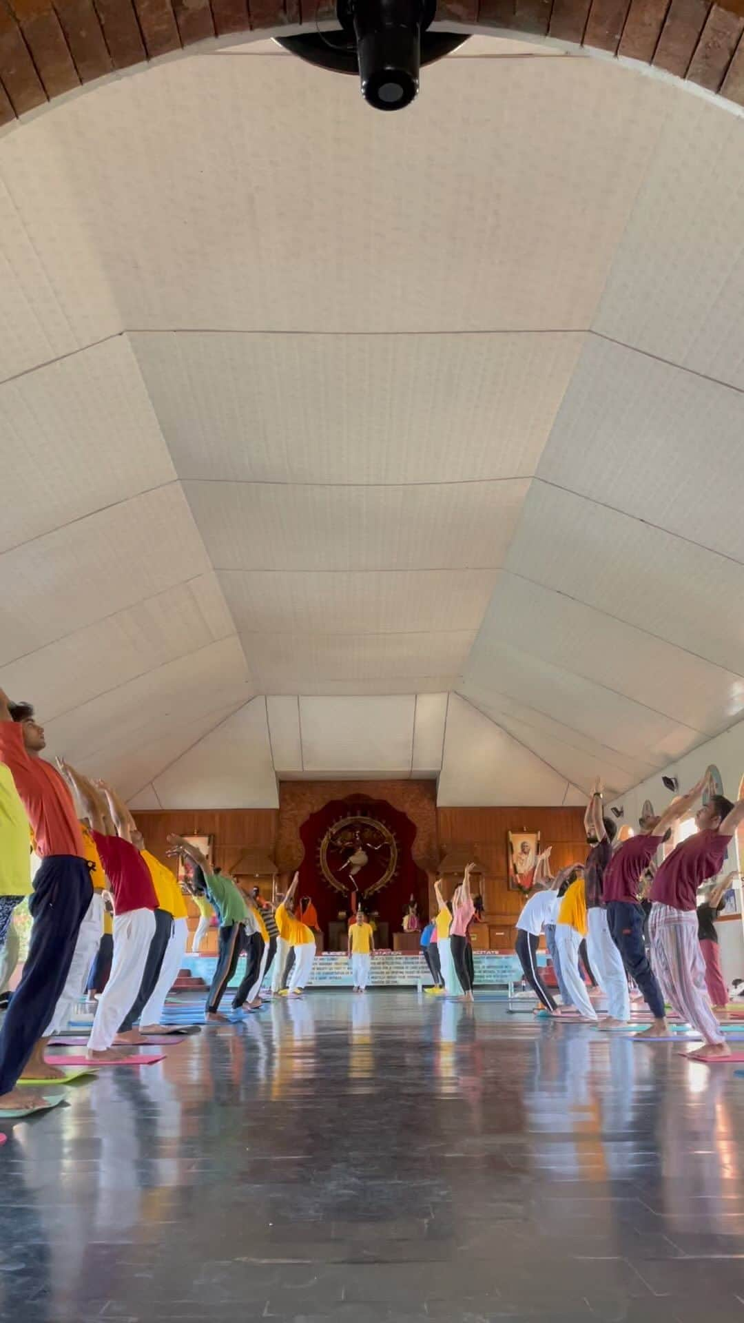 渋木さやかのインスタグラム：「⠀ Sivananda Yoga Ashram シヴァーナンダヨガ　アシュラム  ⠀ ヨガホールの声の響きと 神聖な雰囲気、この場に流れるエネルギー。 いつも心の奥が震えてなぜか泣きそうにもなるんだよねぇ  ⠀ アシュラム(ヨガのお寺)うちの隣にできないかな…😇 ⠀ ———————  この雰囲気が好きすぎて 再現したくてヨガWSもしてます。  詳細はプロフィールにとんでね🕊️ 10/29 京都　10/30滋賀　  #sivanandayoga #sivanandayogaashram #シヴァナンダヨガ #シバナンダヨガ #渋木さやか #関西ヨガ」