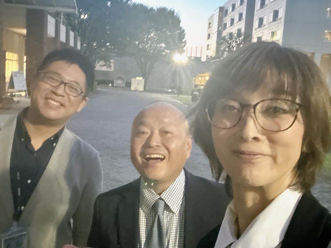 益子直美のインスタグラム：「先週に引き続き立教大学新座キャンパスにて2回目の講義。  1週間しか経っていないのに、陽が短くなっている！ 先週は講義が終わったら夕焼けの時間だったのに、もう夜のとばり！  毎回緊張の連続ですが、 昨日は男子にモテる秘訣をレクチャー。 きっとそれが1番の学びだったはず！😆 なんの講義ー！！  #立教大学新座キャンパス」