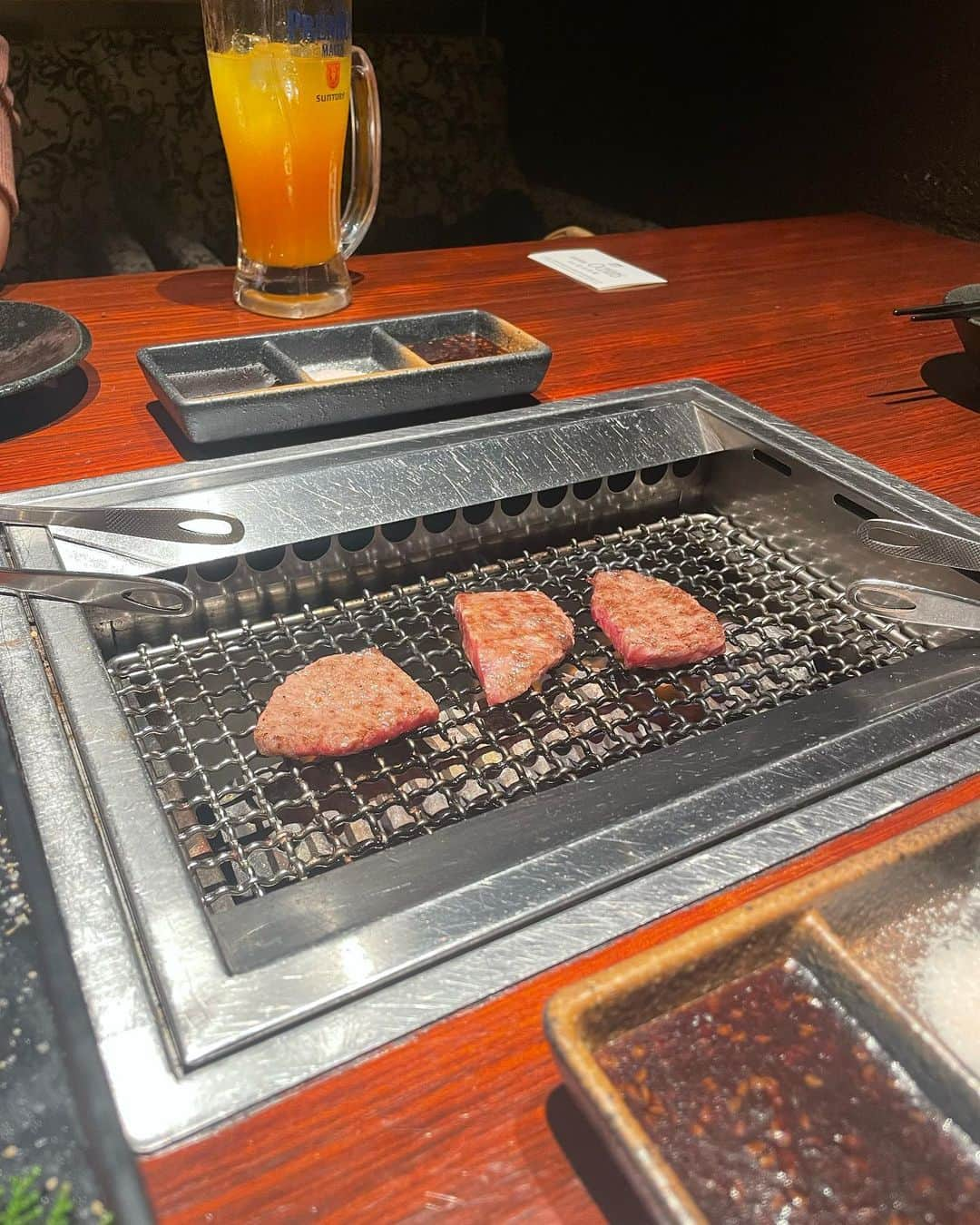 日比野友香さんのインスタグラム写真 - (日比野友香Instagram)「個室焼肉牛官兵衛 三宮本店さんで 高級なお肉沢山食べました🤤 @kanbeesannomiya   ＊炙り黒毛和牛ユッケ ＊神戸牛と黒毛和牛の玉手箱盛り合わせ ＊魅力丼 ＊チョレギサラダ  金箔の乗ったお肉を初めて見て、固まる私（笑）  最高すぎた〜また食べたいなぁ💭🫶🏻                #個室焼肉  #個室ディナー #牛官兵衛 #神戸牛#兵庫#関西#神戸#神戸ディナー#神戸#三宮#神戸三宮#神戸居酒屋#三宮居酒屋#三ノ宮グルメ#三宮グルメ#神戸焼肉 #焼肉 #居酒屋#神戸ルメ#関西グルメ#兵庫グルメ#japan  #kobe  #ユッケ」10月27日 15時23分 - tomokahibino