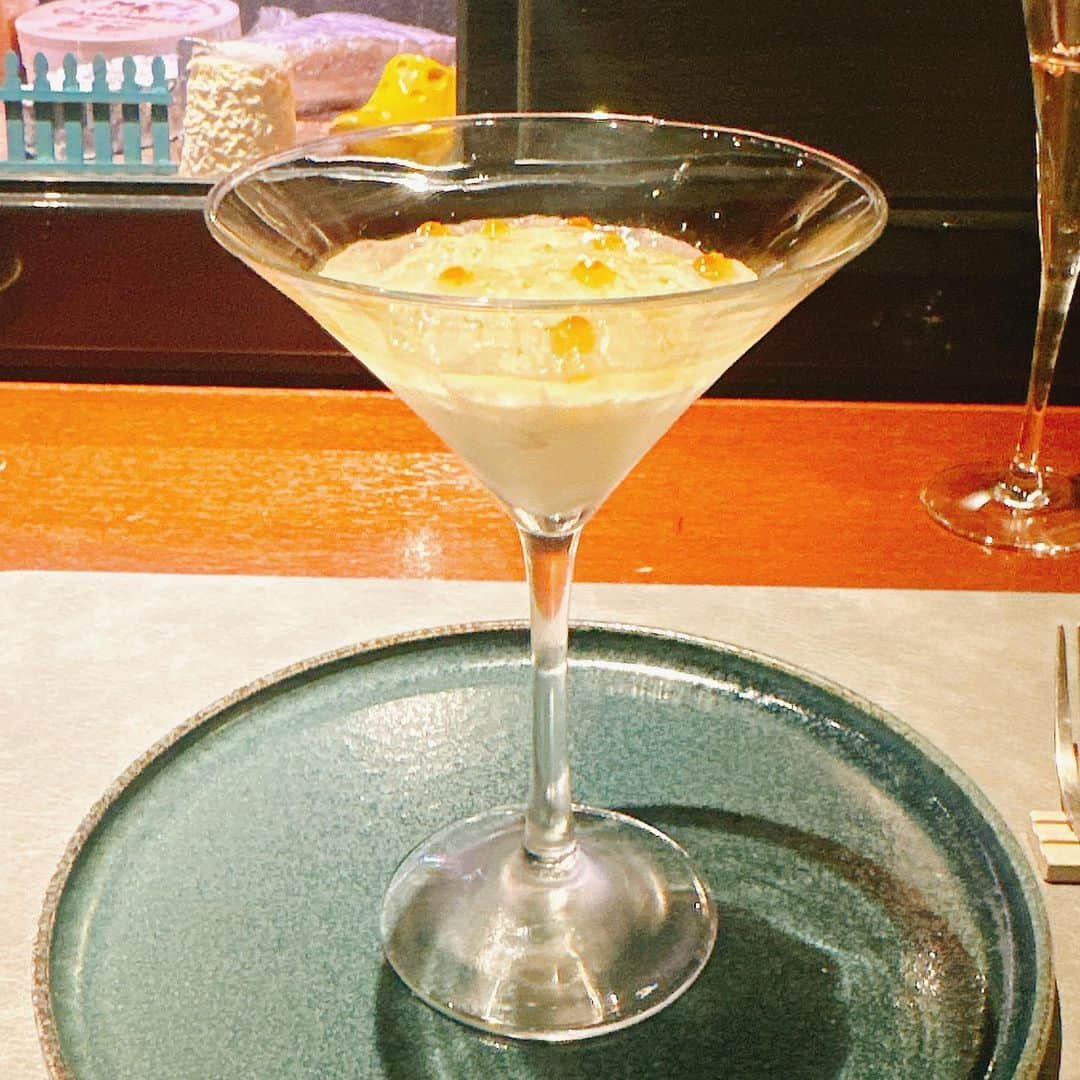 風花舞さんのインスタグラム写真 - (風花舞Instagram)「桃ちゃん @momoko_sakaida  と、 約1年ぶりに　@sousvoile  へ。 展覧会からのdinnerで、 気がついたら8時間ほど一緒だった🤣 あっという間の楽しい1日でした！  私は今回は乾杯だけお酒をいただき、 あとはノンアルコールのペアリングで。  ペアリングでお願いすると、 お料理に合うお酒や飲み物を出してくださるので（すべておまかせです）、 相乗効果でさらにお料理も飲み物も美味しくなります。  どのお料理もデザートも本当に美味しくて！ 今度は春夏あたりに行きたいなーと思っています。  #チーズ大好き #今度はお酒と一緒に」10月27日 15時18分 - kazahanamai_official
