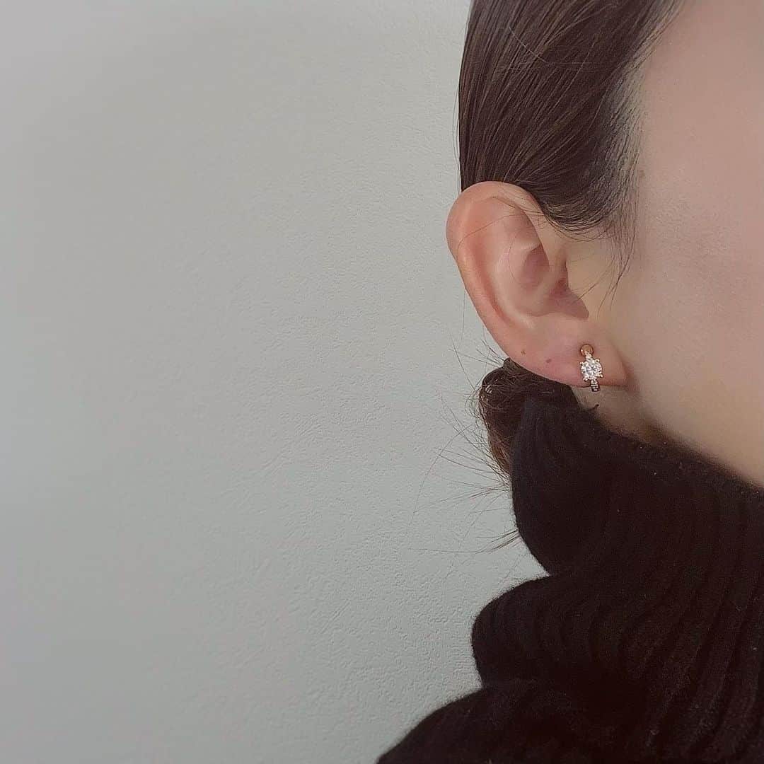muua777のインスタグラム：「. ⁡ ざっくりなタートルに 小ぶりなイヤリングのバランスがすき ⁡ イヤリングはプチプラ☺️ ⁡ ⁡ ⁡ ⁡」
