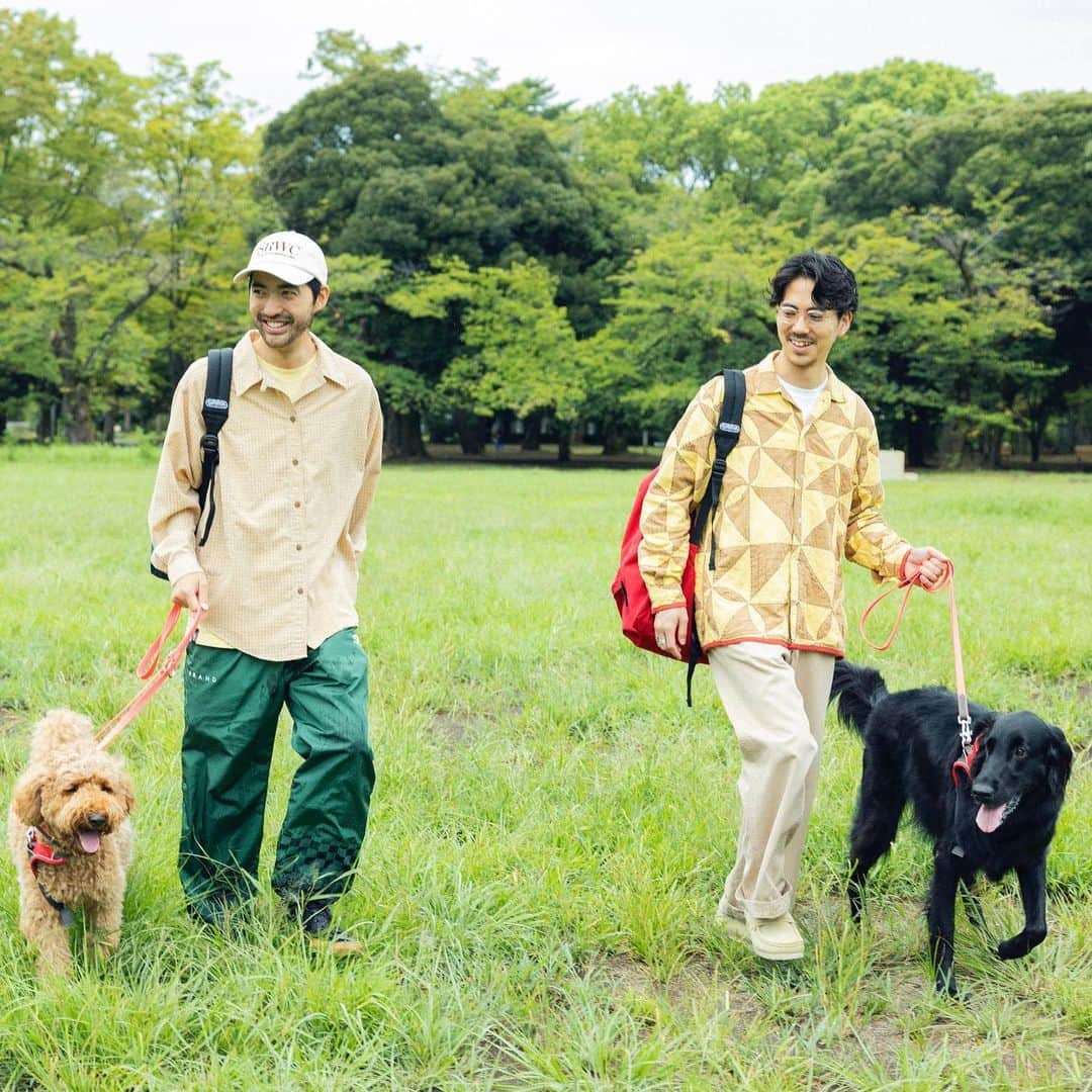 Outdoor Productsのインスタグラム：「. ”One Day Playing with Doggo” アウトドアプロダクツと愛犬と、どこへ行こう？   愛犬と出かけるときは持ち物がたくさん必要。お水におやつ、プリッとしちゃったときのエチケット袋だったり。それに家から一歩でも外に出たら、好奇心をくすぐるものばかりだから、あっちへ言ったり、こっちへ言ったり、リードをギュッと持ってなくちゃいけない。そんなときに役立つのが〈アウトドアプロダクツ〉のバックパックとロールボストン。大好きなおもちゃと、収まりきらない愛情もパッキングして、今日はどこへ行こう？   左／川邉伸太朗さん 2019年にアパレル店員から、フリーのエディター／ライターに転身。現在は雑誌やウェブ媒体、広告などを中心にディレクションや執筆活動を行う。一緒にいるのはスタンダードプードルのリリー（2歳♀） Instagram：@shintaro632   右／川辺圭一郎さん 多くのメディアに登場するトゥモローランドの名物プレス／バイヤー。クラシックなスーツスタイルからモダンなカジュアルまで幅広く着こなす。フラットコーテッドレトリーバーのロージー（5歳♀） Instagram：@keiichiro_kawabe  【Item】 Model / Daypack  Medium Color / NAVY Price / ¥6,380 (tax in)   Model /  Daypack Large Color / RED  Price / ¥8,580 (tax in)     続きはTOPのブランド公式サイトFEATURESからCHECK!! https://www.outdoorproducts.jp/features/dog-snap/  #OUTDOORPRODUCTS #PACKFORLIFE #Shoulderbag #CORDURANYLON #Basic #Standard #Bostonbag  #daypack #LARGE #MEDIUM #452T #452U #NAVY #RED #アウトドアプロダクツ #デイパック #バックパック」