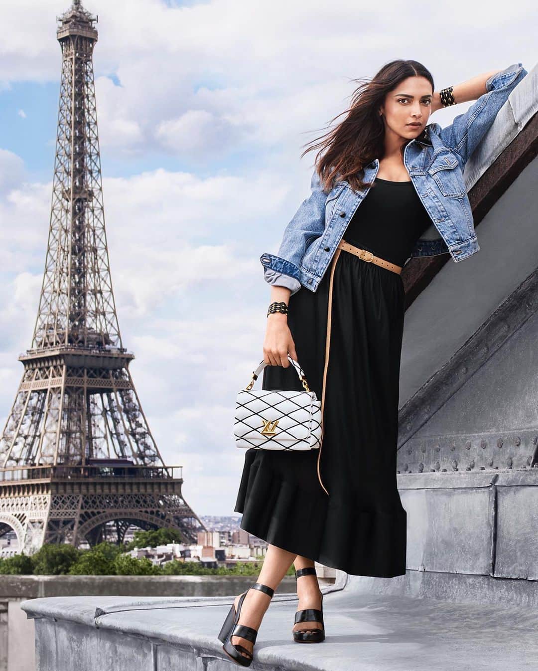 LVMHさんのインスタグラム写真 - (LVMHInstagram)「@louisvuitton’s Women’s Fashion Campaign.  Captured in the city of Paris, the campaign illuminates the signature GO-14 and Capucines handbags, effortlessly embodied by Elaine Zhong and Louis Vuitton House Ambassadors Léa Seydoux, Hoyeon, and Deepika Padukone.   #LVMH #LouisVuitton #LVGO14 #LVCapucines」10月28日 15時45分 - lvmh
