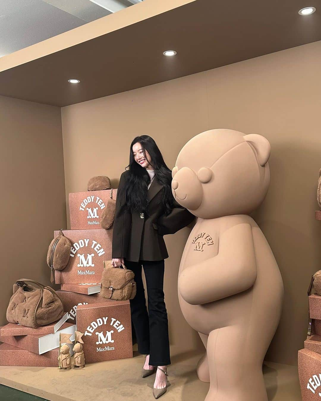 セリ さんのインスタグラム写真 - (セリ Instagram)「MaxMara 🐻🤎@maxmara  귀여워서 미쵸...TeddyTen 축하해✨   #MaxMara #MaxMaraTeddybear  #MaxMaraTeddyTen」10月27日 15時25分 - shabet_serri