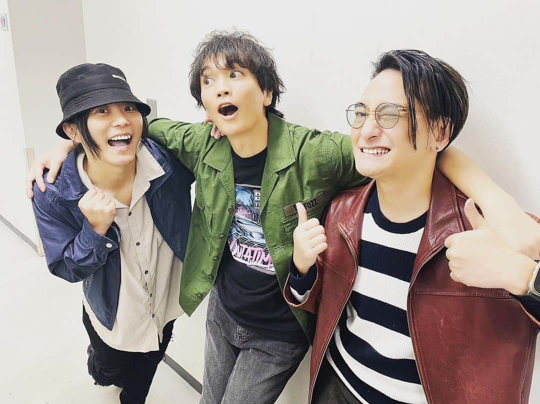 浅沼晋太郎のインスタグラム：「#きむすば劇場 旗揚げ公演「 #オムニバース 」。連日、たくさんの方がご来場くださっています。ありがとうございます。  観にきてくださった芸人さんのひとりから「いやんなる面白さでした。途中から、嫌だなーこっちに来んなと思ったよ」という、最大級のもったいないお言葉をいただきました。また一緒に芝居しましょうね。  初日にはbpmリーダー・アコが、2日目にはマサミと創ちゃんが来てくれました。忙しいのにありがとう。仲間が声を出して笑ってくれるのは、本当に嬉しい。終わったらご飯行こう。追い褒め言葉を要求します。  追いオムニバースをお求めの方はこちらを。↓  配信チケットのお申し込みは11/5（日）まで。X（旧Twitter）のきむすば劇場公式アカウント（@Kimusuba_Gekijo）から販売ページへ飛べます。  #木村昴 #小林賢太郎」