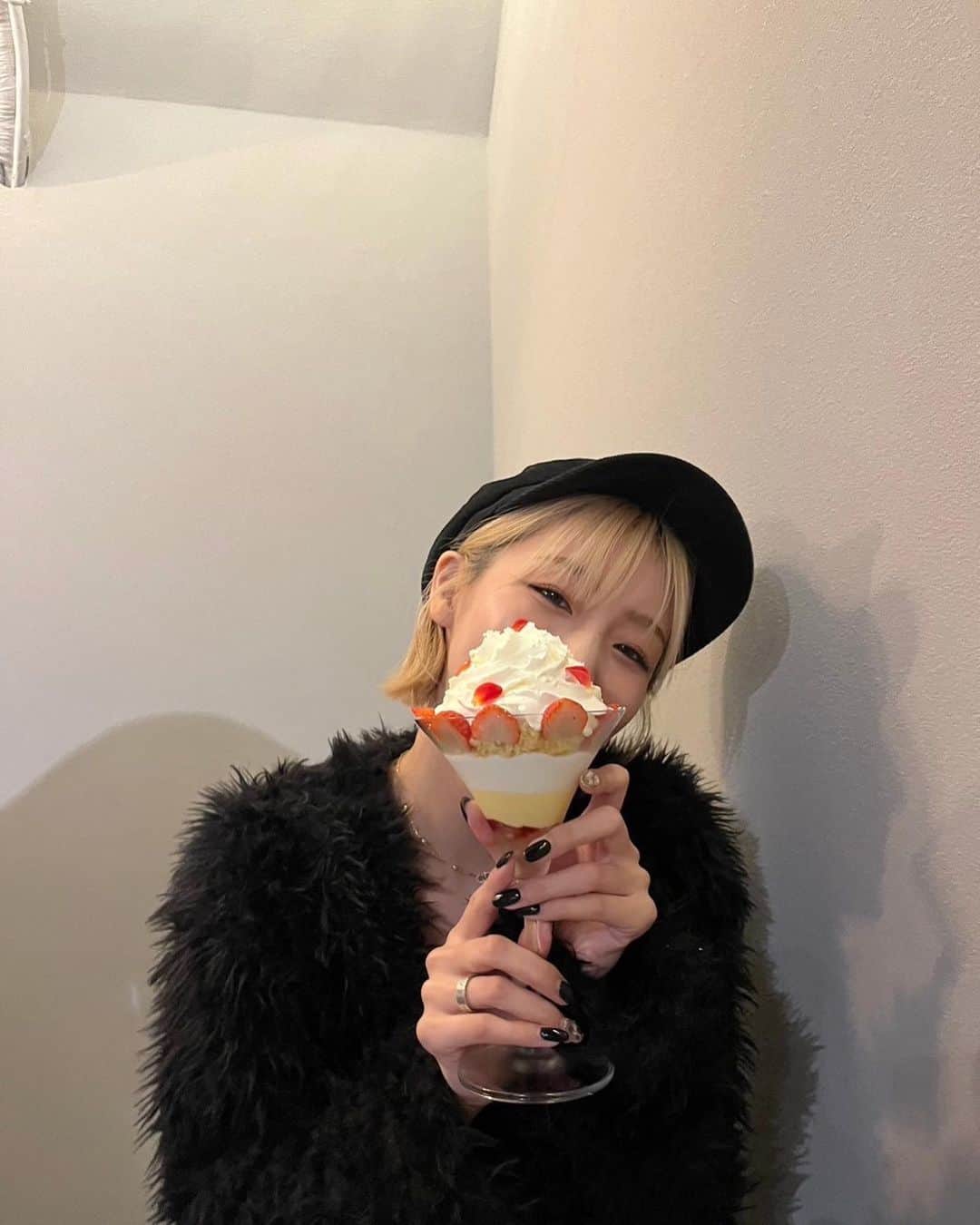 のインスタグラム：「어제 친구들이 찍어준 사진📷 너무 행복한 시간이였어 ㅎㅎ  #cafe #카페 #카페스타그램」