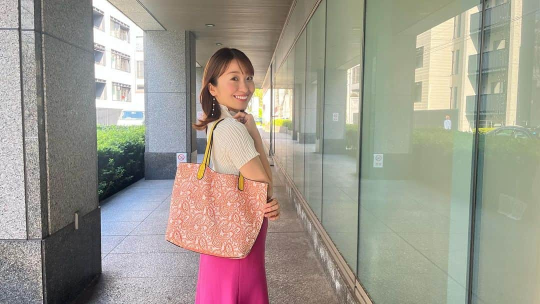 山田友美さんのインスタグラム写真 - (山田友美Instagram)「こんばんは😊仕事に行く際のカバンの中身をYouTubeで話してみました♡ フリーアナウンサーとひとことで言っても、仕事は様々。 司会、生放送、収録、それぞれ必要なものとかマストアイテムって変わってくるんです~  今週は収録編、来週は司会・生放送編でお届けしまーす✨ ぜひみてくださいね!!!  リンクはストーリーもしくはigプロフィール欄事務所ホームページからお願いします☑︎  #youtube#アナウンサー#カバンの中身#whatsinmybag #かばん #仕事#山田友美」10月27日 19時30分 - __tomomiracle