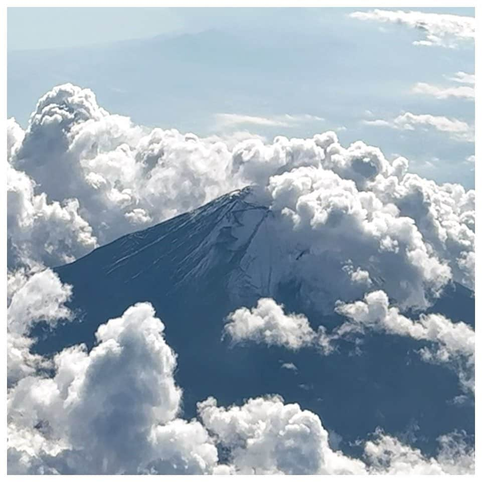 さだまさしさんのインスタグラム写真 - (さだまさしInstagram)「今日の富士山🗻  「犬塚弘さん逝く」 Ｍass@Ｍania まさスレより全文掲載  小学五年生の時に僕は両親に連れられて、 長崎市公会堂へ「クレージーキャッツ・ショー」へ行った。 サイン会に並んだ。植木さんは人が並びすぎて、とてもサインなど貰えず、 ハナ肇さんと犬塚弘さんのサインを貰った。  クレージーキャッツは少年時代の憧れのヒーローだった。 素晴らしい演奏と、驚くほどの面白さ。 この時僕の心に、エンターティンメントの凄みがキョーレツに植え付けられた気がする。 クレージーキャッツのショーの高みは、「技術」や「音楽性」のみならず、 ワクワクする楽しさや「音遊び」の面白さまでぎっしりと詰まっていたこと。 抱腹絶倒のコントに爆笑した直後の演奏に感動するのだ。  音楽は上手くなきゃダメだし、ショーは面白くなきゃダメ。 面白いだけでも、上手いだけでも、ダメだよ。  これはクレージーキャッツが教えてくれた大切な「ショー」の約束。 この日の強烈なショックは今でも僕の「ステージ観」に繋がっている。  大人になってから、憧れのハナ肇さんと 映画「飛べイカロスの翼」の際に共演させていただいた。 キグレサーカスの団長役だった。 はじめ緊張したが、気さくで温かい人柄にすぐに抱き締められた。 ロケの合間に様々な話を伺った。 面白話に爆笑し、真面目な話は心に沁みた。 こんな偉大な方と共演できるなんて。 少年時代の自分に教えてやりたいと思った。  植木等さんのトーク番組にお招きをいただいた時、「干物がお好き」と伺った僕は、 当時暮らしていた長野県諏訪市を朝出て、静岡県の網代へ車を飛ばし、鯵の干物をたくさん買って、スタジオにお土産として持参した。 植木さんはテレビでは物を食べない、と決めておられた。 なぜならば「食事をする姿」と言うのは極めてプライベートなもので、 テレビの画面で無防備に他人に見せるものではない、と言う思いがおありだったのだ。 だが、お土産としてお持ちしただけなのに、この干物を見た植木さんはスタッフに 「わざわざさだくんが網代まで行ってくれたのを、はい、ありがとう、ともらうだけじゃ申し訳ないから」と、すぐにご飯を炊くように命じ、なんと敢えて番組中に食べて下さったのだった。 「君も食べなきゃダメだよ」と言うので僕もご相伴に預かり、植木さんは 「こりゃあ旨いねえ。いやぁ、ありがとうありがとう」と豪快に召し上がった。 そういう方だった。  犬塚弘さんとのご縁は電話だけで三度ほど。 犬塚さんがさだまさしの歌をとても気に入ってくださっており、 こっそりと僕のコンサートへお出かけ下さっていたのだった。 共通の友人が犬塚さんにそのことを聞いて、僕に電話が来た。 「いやあ、僕はさ、あなたの歌が好きなんだ」と、 明るく若々しい声で幾度も褒めてくださるので大いに汗をかいた記憶がある。  犬塚さんとお話ができたのは都合三度ほどで、このところ５年近くはお話し出来ていない。 ７人のメンバーのうち、６人はすでに亡く、お一人お元気だったのが犬塚さんだった。 その犬塚弘さんがとうとう、９4歳で逝去された。  クレージーキャッツが本当に去ってしまった。  「下手なやつはステージに上がる資格はないが、ショーは楽しくなくちゃいけない。 笑って、泣いて、胸に響くようなステージをやりなさい」 クレージーキャッツは今でも僕にそう語り掛けてくれる。  本当にありがとうございました。  犬塚弘さんのご冥福を心から祈ります。 寂しい。 ー　合掌　ー  さだまさし拝  . #犬塚弘 #ハナ肇 #植木等 #クレージーキャッツ #富士山 #さだまさし #sadamasashi #まっさマニア #まさスレ」10月27日 15時50分 - sada_masashi