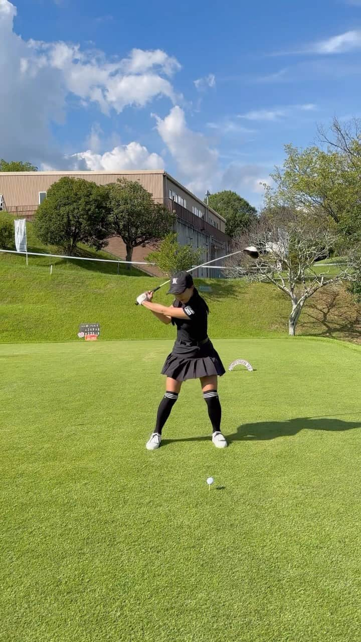 小澤美奈瀬のインスタグラム：「@lynxgolf.jp から発売されている「TEACHING PRO Ⅲ 」Qyeeen UST Mamiya製オリジナルシャフト🥰🩷 この曲がりしなるシャフトがとってもインパクト大きいですよね😍⛳️スイングのリズム、テンポを整えるのにすごくおすすめの練習器具です😊🌟手打ちに悩んでいたり、うまくタイミングを取れないなと悩んでいる方はこの練習器具を使うと道具を使う感覚が養われていきますのでぜひ試してみてくださいね😍🌸  #ゴルフ #リンクスゴルフ #練習器具 #ティーチングプロ3 #マミヤシャフト」