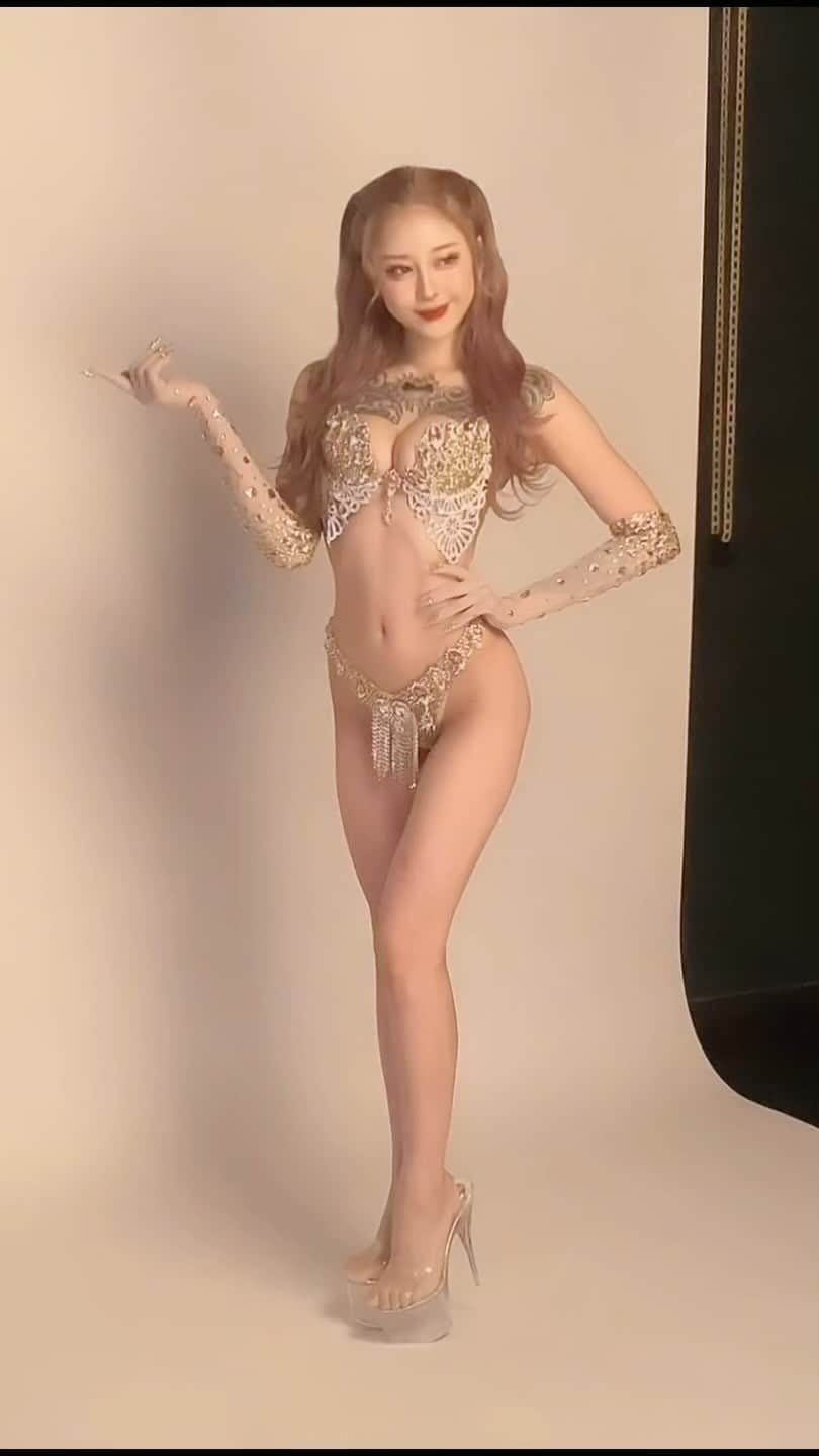 みなのインスタグラム：「🪽𝔽𝕒𝕓𝕦𝕝𝕠𝕦𝕤💍💎🪄  アクリルスタンドの撮影したよ 撮影前は脱水飢餓状態だよ」
