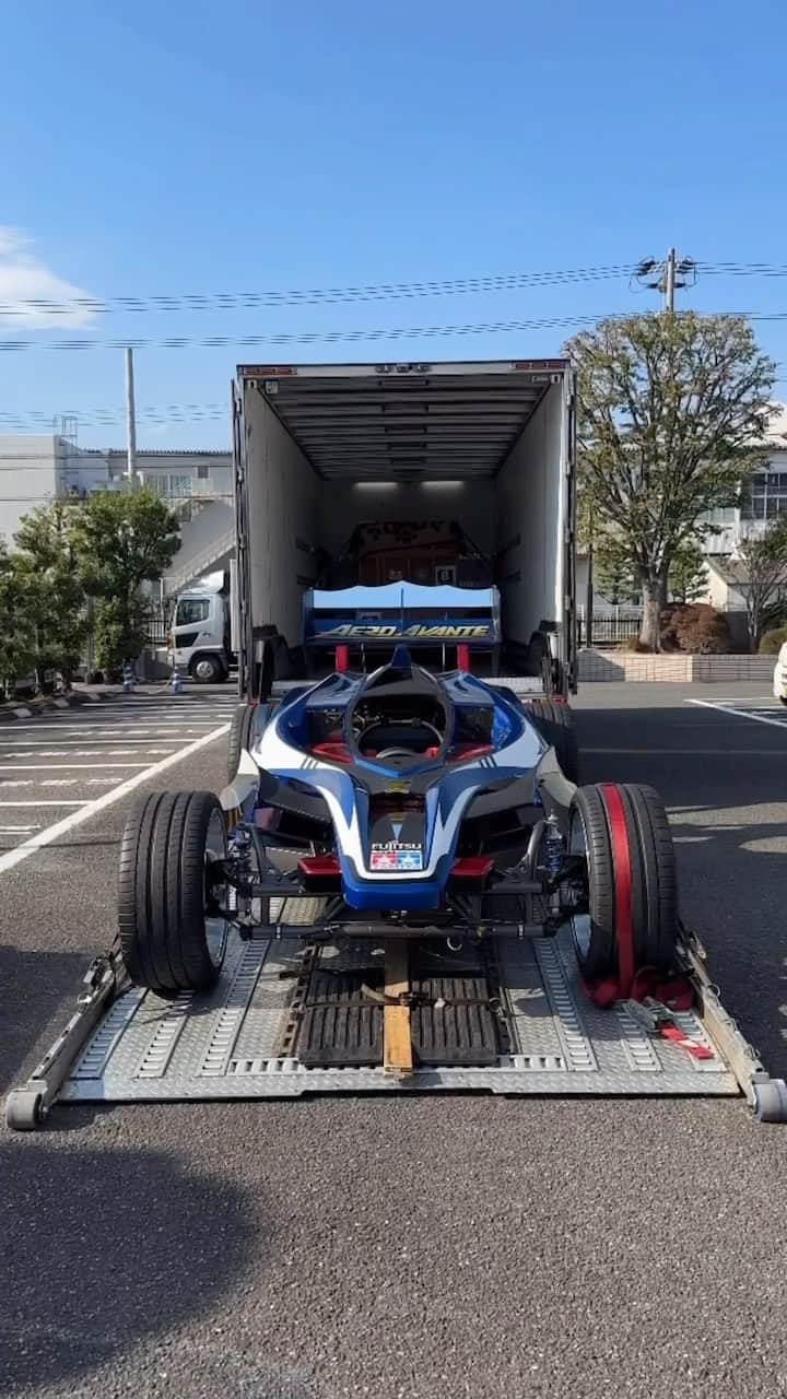 ミニ四駆のインスタグラム：「#実車エアロアバンテ が静岡市のタミヤ本社から富山市へ向かって出発！あした10月28日(土)に #富山県ものづくり総合見本市 (T-Messe2023)で開催される #ミニ四駆 #ToyamaCup の会場で展示されます。どうぞご注目ください😊🏁  #mini4wd  #tamiyamini4wd  #ミニ四駆」