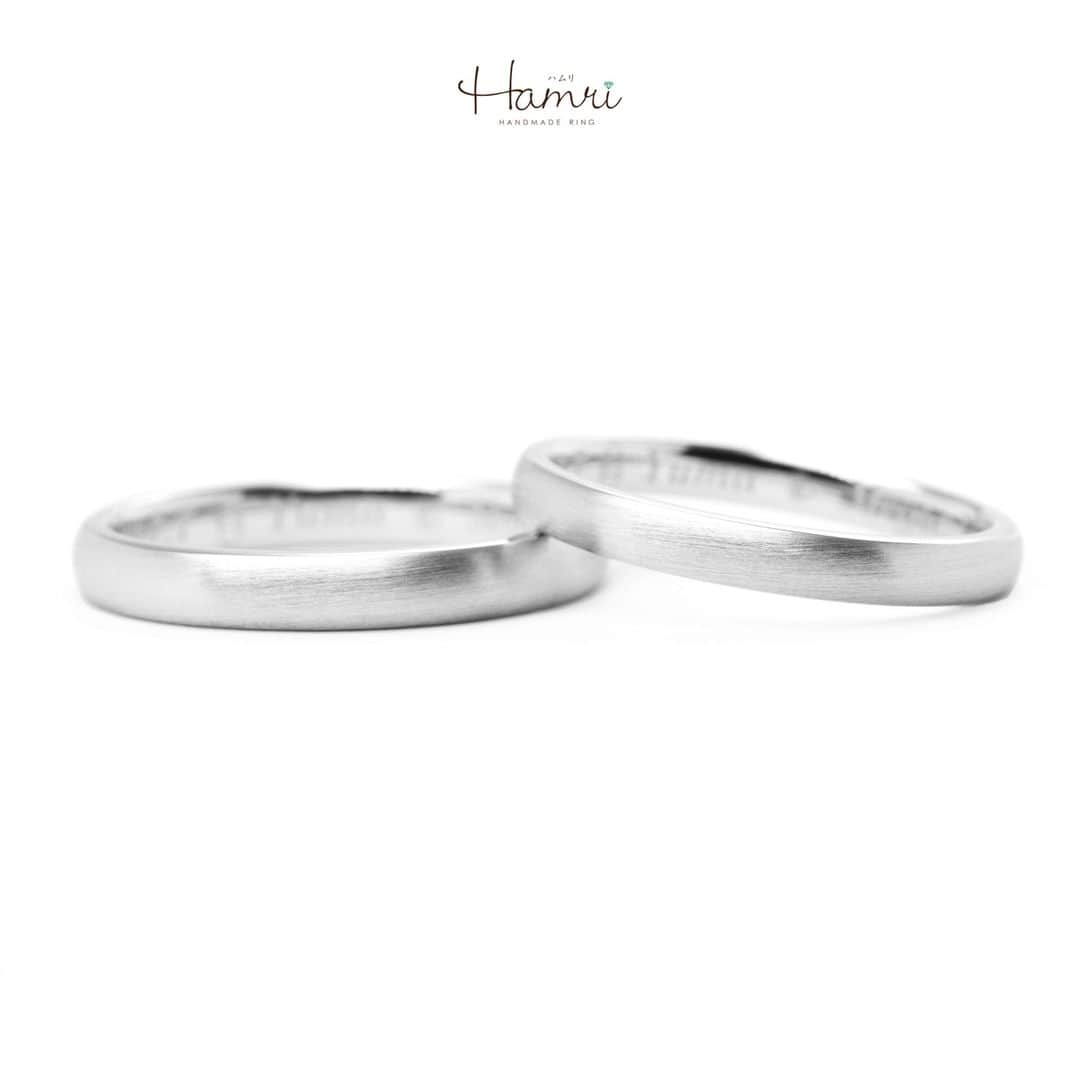 結婚指輪・婚約指輪『Hamri(ハムリ)』のインスタグラム：「【ヘアラインの指輪をご紹介です】  プラチナでお作りいただいた シンプルな甲丸、ストレートの指輪です！  表面にはヘアライン加工を施し、マットな質感に仕上げております。 内側にはお二人の記念日、お名前と ご新婦様に描いていただいたイラストが入っており、  表面はシンプルなデザインですが、 見えない部分にお二人だけにわかるこだわりが加わることで 手作りならではの特別感のある指輪に仕上がりました！ ご結婚おめでとうございます！  💓ふたりらしい指輪と想い出を💓 @hamri_omotesando ==========================  ♦︎♢作成中の写真や動画を撮影、全データプレゼント♢♦︎  DMやLINEでのご相談お待ちしております♥ ⇒@hamri_omotesando  ❁・❁・❁・❁・❁・❁・❁・❁・❁・❁・❁  ＊セットリング5%OFF＊  @hamri_omotesando  Hamri「ハムリ」  〒150-0001 東京都渋谷区神宮前5-11-11 2F  tel 0120-121-175 hp https://hamri.jp/  open 11:00〜19:00 close 火/水　祝日営業  ❁・❁・❁・❁・❁・❁・❁・❁・❁・❁・❁  #手作り結婚指輪 #手作り婚約指輪 #結婚指輪#マリッジリング #エンゲージリング #プレ花嫁 #Hamri #Hamri表参道 #オーダーメイドリング #鋳造 #ブライダルリング #ペアリング #鎚目リング #プラチナリング #ピンクゴールド #シャンパンゴールド #ゴールドリング #コンビネーションリング #2023wedding #2023春婚 #2023夏婚 #プレ花嫁準備 #プレ花嫁と繋がりたい #結婚指輪探し #結婚指輪選び #結婚準備  《Hamri検索タグ》  #hamriデザイン #hamri指輪作り #hamri花嫁」