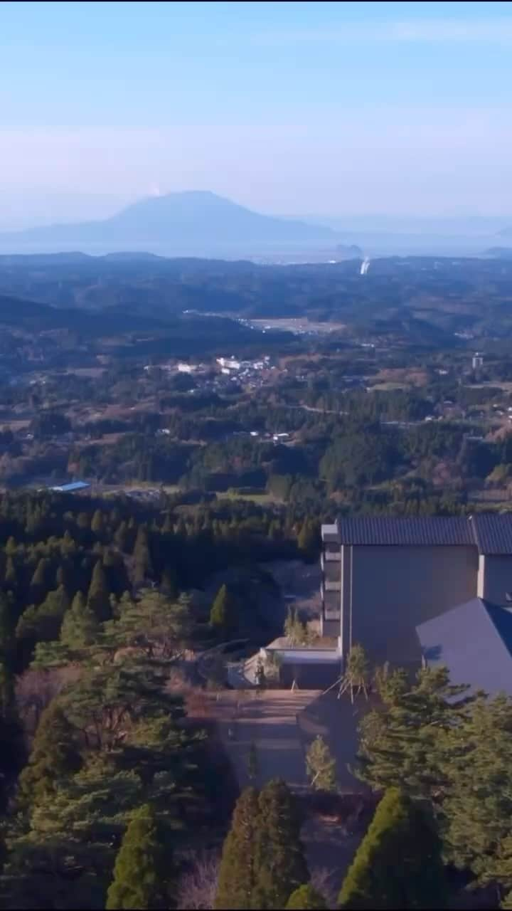 星野リゾート 界の若者旅のインスタグラム：「界 霧島のコンセプトは、「桜島をはるかに見渡す絶景の湯宿」です。露天風呂では、桜島とすすき野原が広がる景色を眺めながら、ゆっくりと湯浴みをお楽しみいただけます。秋が深まると、すすき野原の穂は黄金色に彩り、幻想的な空間が広がります。霧島の壮大な自然の景色が広がる空間で爽やかな秋風を感じながら心解き放たれるひとときを過ごしてみませんか。  In the open-air baths of KAI Kirishima, you can relax while gazing at the view of Sakurajima and the expanse of the pampas grass fields. As autumn deepens, the ears of the field of Japanese pampas grass turn golden colors, creating a magical atmosphere. Why not relax while feeling the refreshing autumn breeze in a space with the magnificent natural scenery of Kirishima?  #星野リゾート #界 #界霧島 #鹿児島 #霧島 #霧島温泉 #温泉 #温泉旅館 #温泉旅行 #絶景 #絶景温泉 #絶景旅館 #桜島 #錦江湾 #hoshinoresorts  #kai #kaikirishima #Japantravel #hotsprings #onsen #ryokan #kagoshima #superbview #sakurajima」