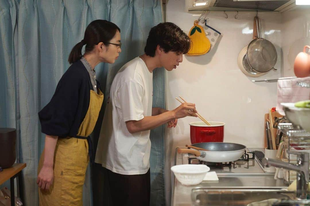 テレビ東京さんのインスタグラム写真 - (テレビ東京Instagram)「🍚#きのう何食べた？ season2🥢 第4話🍳今日10/27(金)深夜24時12分〜  *─────────────* 店長の三宅祐（マキタスポーツ）は 予約が入った顧客を 田渕剛（坂東龍汰）に託そうとする。  だが名前を聞いた賢二（内野聖陽）らはあ然。 なんと祐の元浮気相手で…  さらに賢二は田渕から食事に 誘われるが何やら思いつめた様子で、 「店を辞めるのではないか」との不安がよぎる。  一方、史朗(西島秀俊)は 美江（高泉淳子）の顧問先へ同行。 社長の前で突然「今後は筧史朗が担当する」 と明言され、初耳の史朗は戸惑ってしまう。 *─────────────*  #西島秀俊 #内野聖陽 #マキタスポーツ #坂東龍汰 #朝倉あき #高泉淳子 #中村ゆりか #奥貫薫 #松山愛里 #椿弓里奈  ©️「きのう何食べた？ season2」製作委員会 ©️よしながふみ／講談社」10月27日 15時47分 - tvtokyo_pr