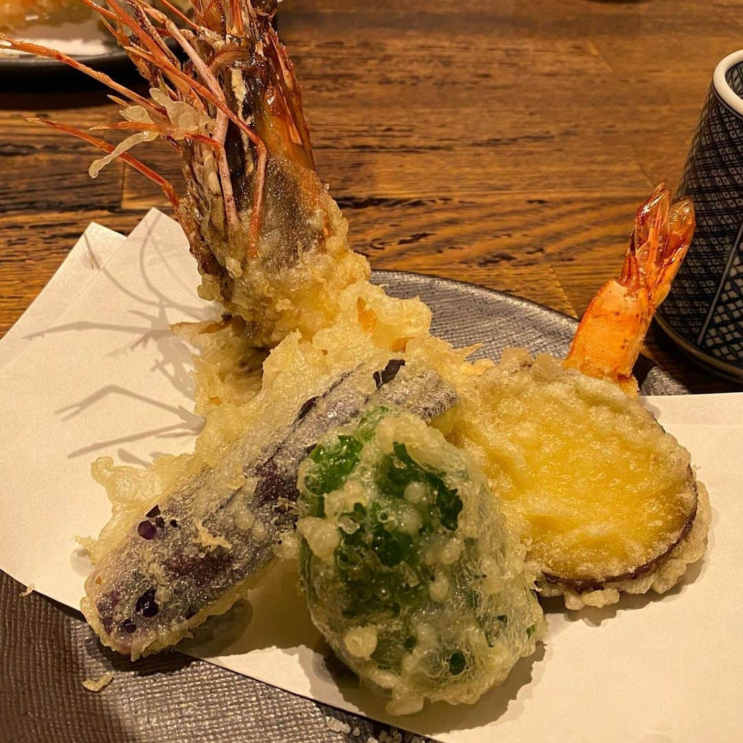 井上富美子さんのインスタグラム写真 - (井上富美子Instagram)「最近食べた美味しいものたち  素敵な人たちと 笑いあり 涙あり あたたかく有意義な時間が共有できて 勝手に深い孤独を感じていた昔の自分に 大人になったら毎日が幸せだよって 教えてあげたい  趣味に仕事に全力で取り組み 向上心を忘れず 今ある毎日や家族や友人を大切に 愛と感謝を忘れない人たちが 今の私の周りにはとても多くて  いつもたくさんの刺激と笑いと 良いエネルギーを貰ってます🍀*゜  大切な人たちに この幸せと感謝を少しでもお返しできる 自分になろう  #美味しいご飯 #誰かと食べると #一層美味しい #いつも #楽しく #贅沢な時間 #感謝です」10月27日 15時58分 - fumi_ino1222