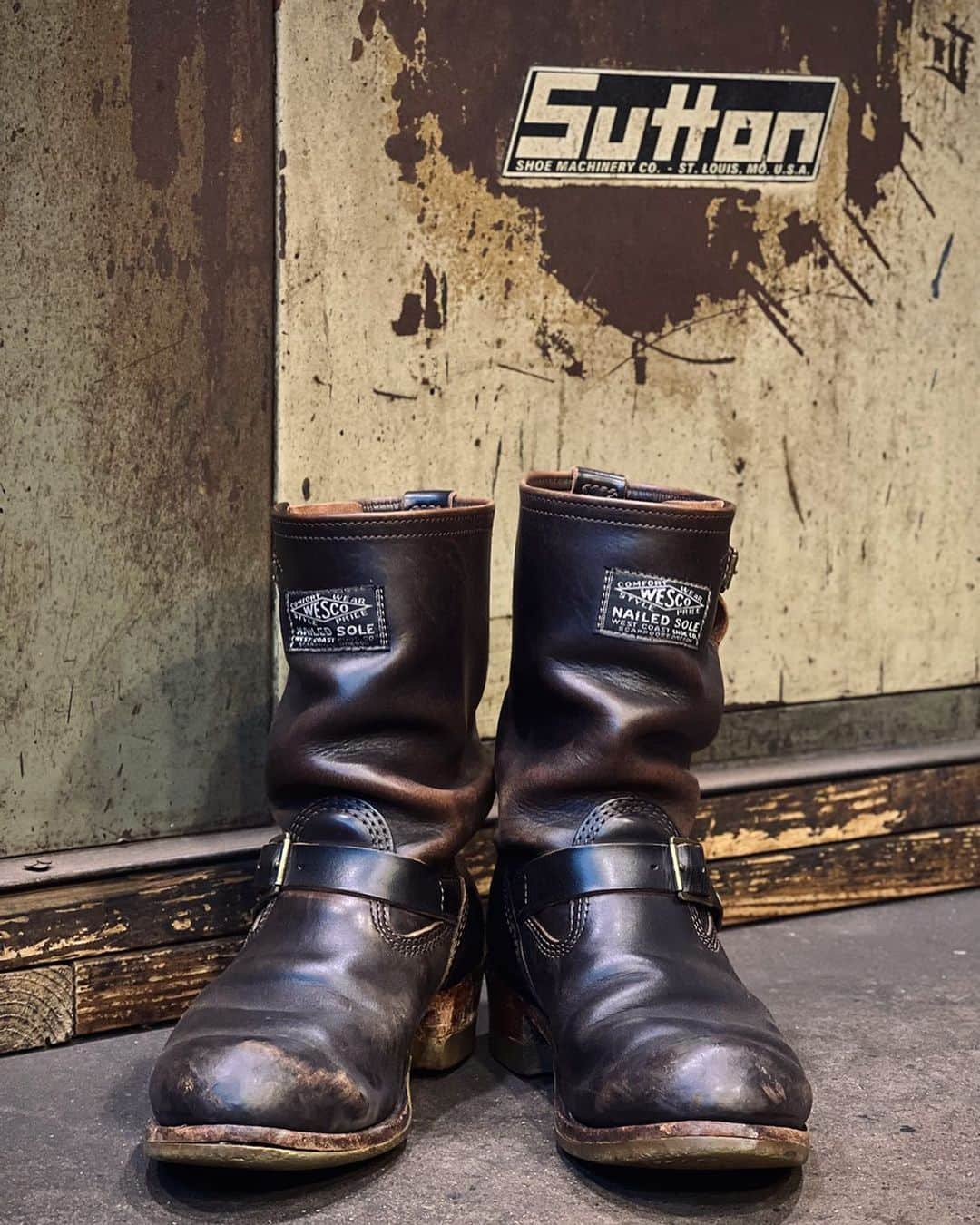 ウェスコさんのインスタグラム写真 - (ウェスコInstagram)「〜REPAIR THE WESCO BOOTS〜 Customer's Wesco boots received for sole replacement.  〜 Horween Horsehide Leather〜 "1939's Boss" 見事な"茶芯"が印象的な"1939's Boss" まさに理想的な経年変化と言えるでしょう！  #westcoastshoecompany #wesco #wescoboots #1939 #boss #horween #horsehide #repair #FactoryShoeRepairing #since1918 #100YEARS #oregon #scappoose #madeinUSA🇺🇸 #osaka #wescojapan #tokyo #wescoebisu #wescosetagaya」10月27日 15時53分 - wesco_japan