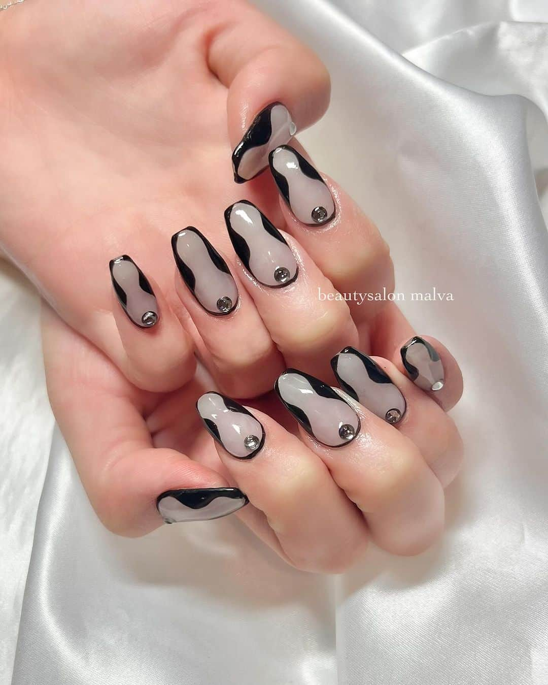 nailsalon malva（ネイルサロンマルヴァ）さんのインスタグラム写真 - (nailsalon malva（ネイルサロンマルヴァ）Instagram)「【おしゃれペイント230】で予約可能💡 ⁡ ゆあてぃーちゃん @yua_tsutsui 最新ネイルです♡ シアーなホワイトグレーにブラックで囲みました🖤 ⁡ デザイン性のあるクールデザイン✨ カッコいい系が好きな方はぜひ☺️❕ ⁡ ↪︎ ネイルのケアと保証期間 ⁡ malvaのネイルはドライケア、カットスタイルも込みです。 保証期間は約4週間となります（※ご新規様は3週間となります）。 ⁡ ＿＿＿＿＿＿＿＿＿＿＿＿＿ ⁡ ⁡ 𝐛𝐞𝐚𝐮𝐭𝐲𝐬𝐚𝐥𝐨𝐧 𝐦𝐚𝐥𝐯𝐚⠀ 📍明治神宮前駅｜原宿駅　徒歩𝟑分 ⠀ 💬ご予約やお問い合わせ 𝐋𝐈𝐍𝐄から承っております @ 𝐦𝐚𝐥𝐯𝐚 ⁡ お気軽にご連絡ください♡ ⁡ ⁡ ＿＿＿＿＿＿＿＿＿＿＿＿＿＿ ⁡ ▸ジェルネイル｜スカルプ｜ネイルケア ▸まつげカール｜まつげエクステ｜ワンホンエクステ ▸ハーブよもぎ蒸し ▸ワックス脱毛 ⁡ \ アシスタント募集中💁‍♀️ / ⁡ ▸リモート可オンラインの画像動画制作アシスタント ▸サロンワーク全般アシスタント ⁡ ⁡ #秋ネイル2023 #個性派ネイル #モノトーンネイル  #シルバーネイル #malva #malvaネイル  #クールネイル #海外ネイル  #原宿ネイル #グレーネイル  #表参道ネイル #東京ネイルサロン　#明治神宮前ネイル #新宿ネイル #千駄ヶ谷ネイル  #harajukunails #tokyonails #tokyonailsalon ⁡」10月28日 17時00分 - malva_nail