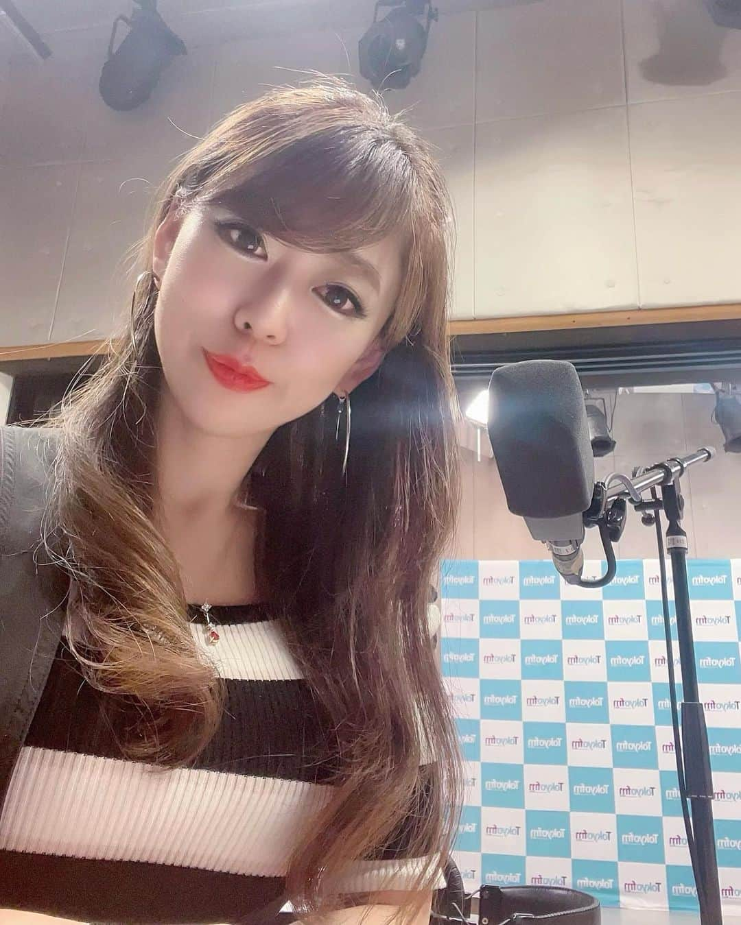 柴田幸子のインスタグラム：「🎙️🫧  今朝もAWAKEにお付き合いくださった皆さま ありがとうございました😌🙌🏻♡  スポーツネタ盛りだくさん！ 今週もあっという間でした〜💨💨💨  生放送のあとすぐに都内戻りで TOKYO FM収録🎙  久しぶりに金曜日に来たら 懐かしの古巣・報道の皆さんや  中西哲生さん！⚽️ 懐かしすぎ〜😆🙌🏻✨  毎朝一緒にクロノスやってたのが もう14年前だって〜！  めちゃ良い色に焼けてました。笑 いま筑波で教えてるんだそーです☝🏻⚽️✨  そして鈴木おさむさんと陣さんにも！ （以前顔出した時は小森隼さんだったから 陣さん初めましてかも！めちゃnice guy😍）  おさむさんはいつもSNSで拝見してるから 久しぶりな感じ全くせず。笑  あと八代英輝さんいれば ワイド番組パートナー網羅だったかな😂（ひる◯び）  次から次へと懐かしい皆さんを見つけて 収録終わってから1時間半も油売ってしまった〜🤣  まぁまぁやりがちね。。笑  お疲れ様でした〜！🙏🏻🫧 渋谷戻ります💨  #アナウンサー #フリーアナウンサー #radio #ラジオ #収録 #生放送  ・ ・」