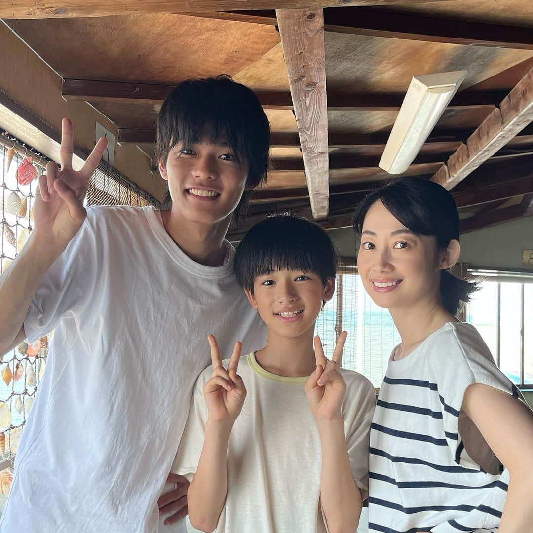 肘井美佳さんのインスタグラム写真 - (肘井美佳Instagram)「In the drama, I played a role of a mother of three.  「君となら恋をしてみても」、略して なら恋。  ３話から出演しております母です。 先日Xでは人生初のリツイートならぬリポストをしました！  息子である主人公龍司と、彼を演じる日向亘君もとても真面目で誠実な青年でした。 思わず家での教育方針とか、聞いてしまったよね…。  母になり母役が増えました。 これからいろんな母を演じられますよう要研究です。  #君となら恋をしてみても #なら恋 #日向亘 #この日お父さん役のカトウさんともお会いできました #ずっとしか見てなかったので #とても嬉しかった #大変お元気でした  #ぜひごらんください  #配信でも見られます」10月27日 15時55分 - mikahijii