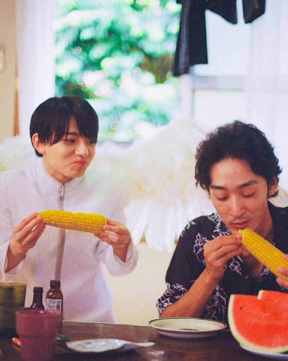 のインスタグラム：「ワンルームエンジェル　2話『ふたり』  ご視聴いただきありがとうございました。(2話はプロデューサー推し回です。) TVer、Huluなどで見逃し配信もやっておりますので、是非とも！よろしくお願い致します。  とうもろこしやスイカをたくさん食べてもらったけど、端っこから食べるかor真ん中から齧り付くか、性格がはっきり出ていておもしろかったな。  自分はハジから食べたり、美味しいとこ残して最後に食べようと思って、結局お腹いっぱいか腐らせてしまうタイプです。学びなさい。」