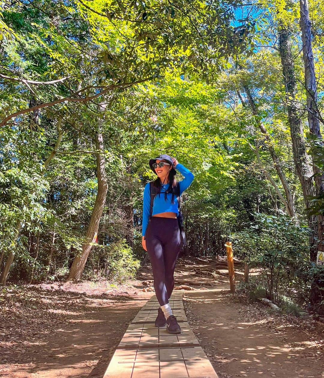 SÜMIREのインスタグラム：「. 昨日はもえさんと4月ぶりの高尾山へ⛰️ たくさんの自然に囲まれてデトックス出来た☺️🫶 . #山登り#登山#高尾山#休日」