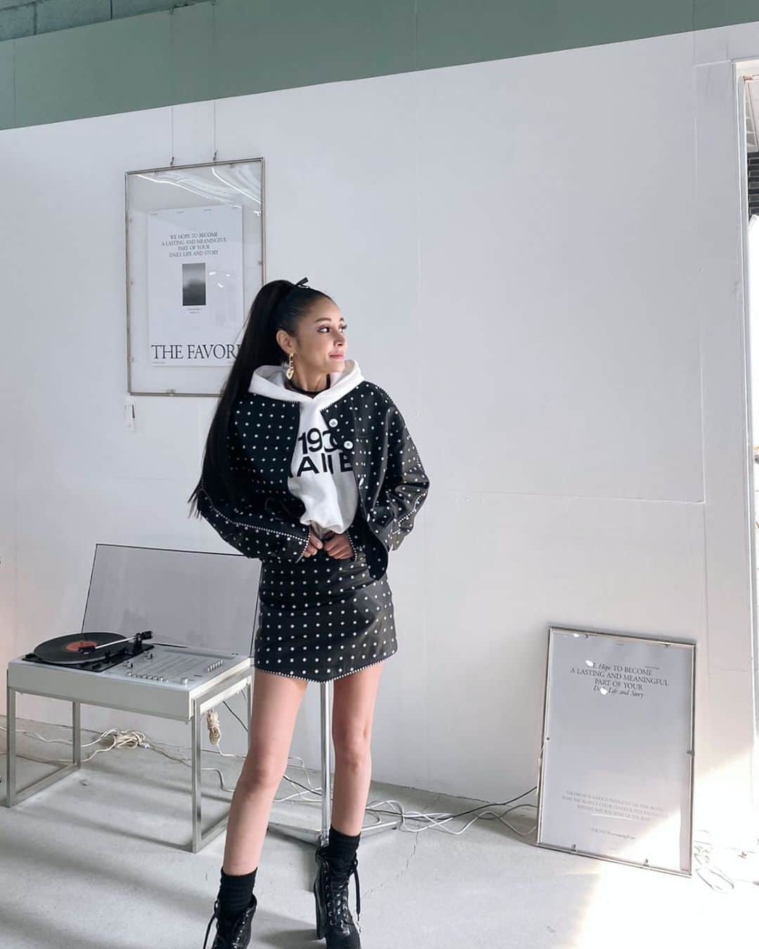 松田ようこのインスタグラム：「. . . . @the_favorigel_kr  @favorigel_official_jp   FAVORIポップアップでのoutfit♡  CHANEL  ・Jacket ♥︎ CHANEL 2022AW  ・Skirt ♥︎ CHANEL 2022AW ・Hoodie ♥︎ CHANEL 1988AW  日本より少し寒かった韓国 1988年に発表されたCHANELフーディーを 22年のレザーセットアップで合わせてみたよ  実に35年前のヴィンテージフーディー♡ CHANELは各年代のコレクション毎に 代表作になるプレタがあるんだけど それを少しづつコレクションしていくのが楽しい  プレタの年代はそれぞれ違うのに ちゃんとマッチするのがCHANELの魅力♡  #CHANELootd #chanelstyle  #chanelcoconeige  #chanelvintage  #chanel」